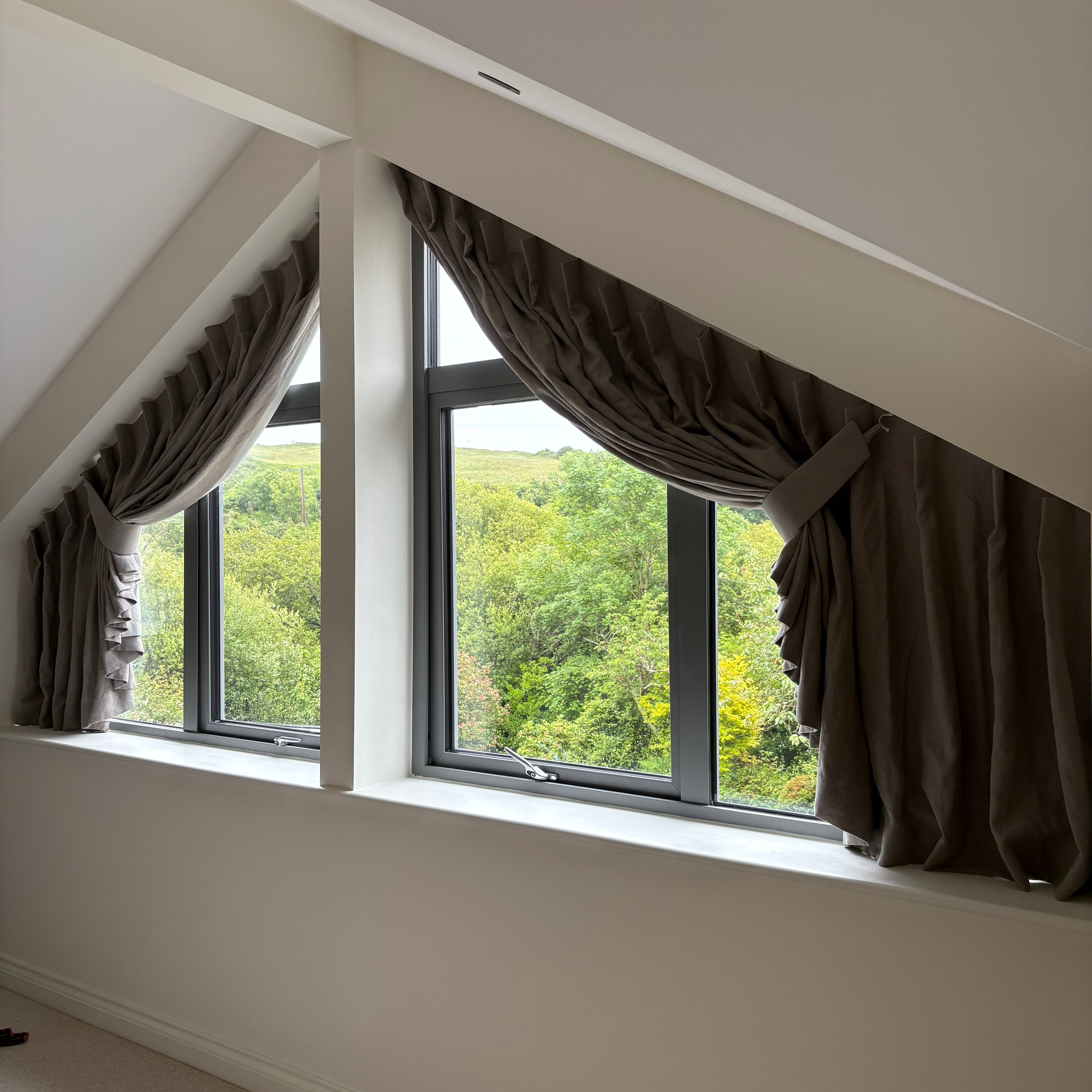 It’s been a proper tour of Cornwall over the last few days, with installations from the coast of St Ives to Penzance, and finally finishing up near Truro.
The highlight of the week has to be hanging these bespoke apex curtains. Arched and angled windows are notoriously tricky to measure, cut, and fit, but there is nothing more satisfying than watching the fabric follow those architectural lines perfectly. 📐✨
#CurtainMakerCornwall #ApexWindows #BespokeCurtains #StIves #Penzance #TruroBusiness #CornishHomes #ArchitecturalGlass #WindowTreatmentsUK