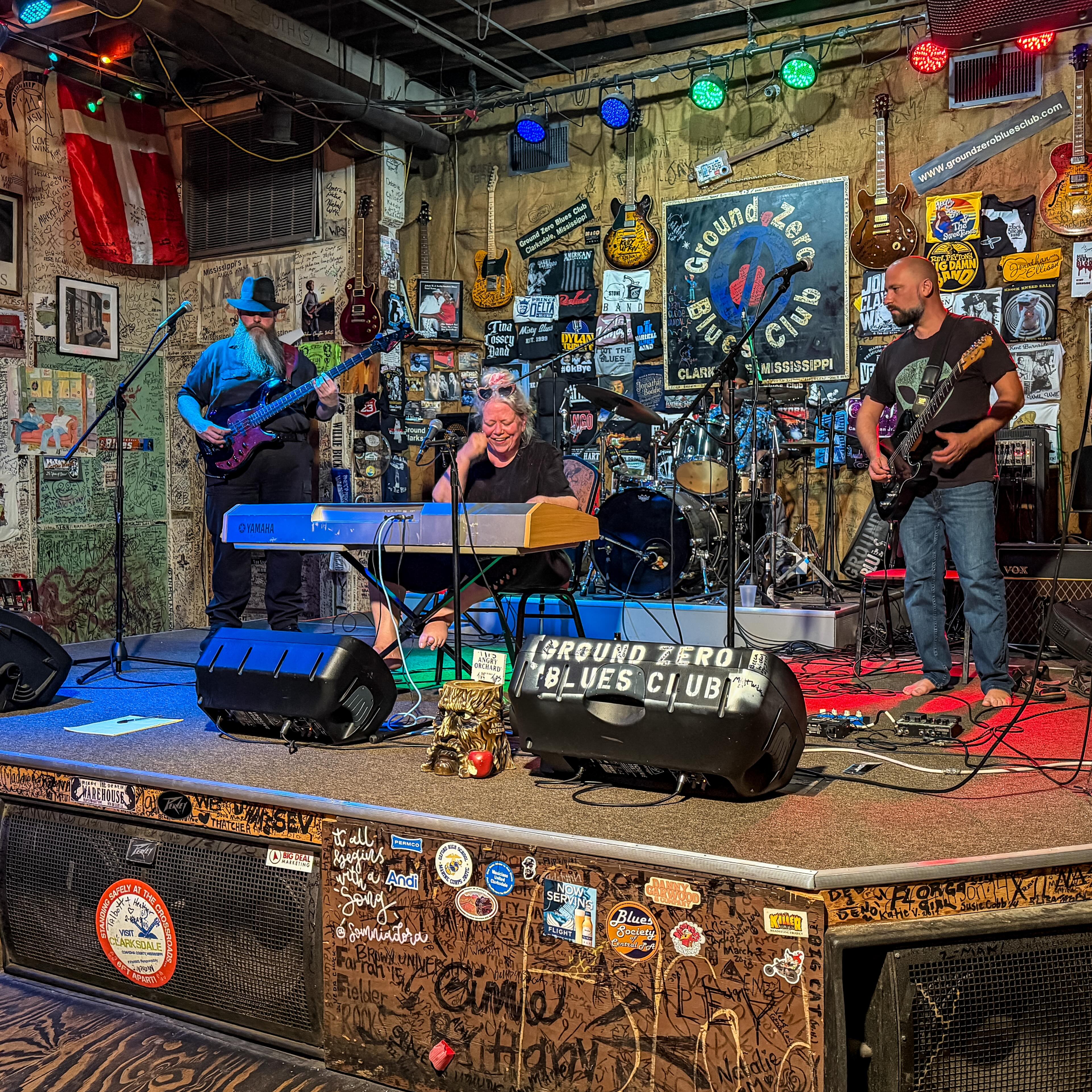 Come on down to Ground Zero Blues Club Clarksdale tomorrow night. Lala & Element 88 will play the blues for you beginning at 8:00 pm. 😁
#live #blues #music #wednesday #groundzerobluesclub
