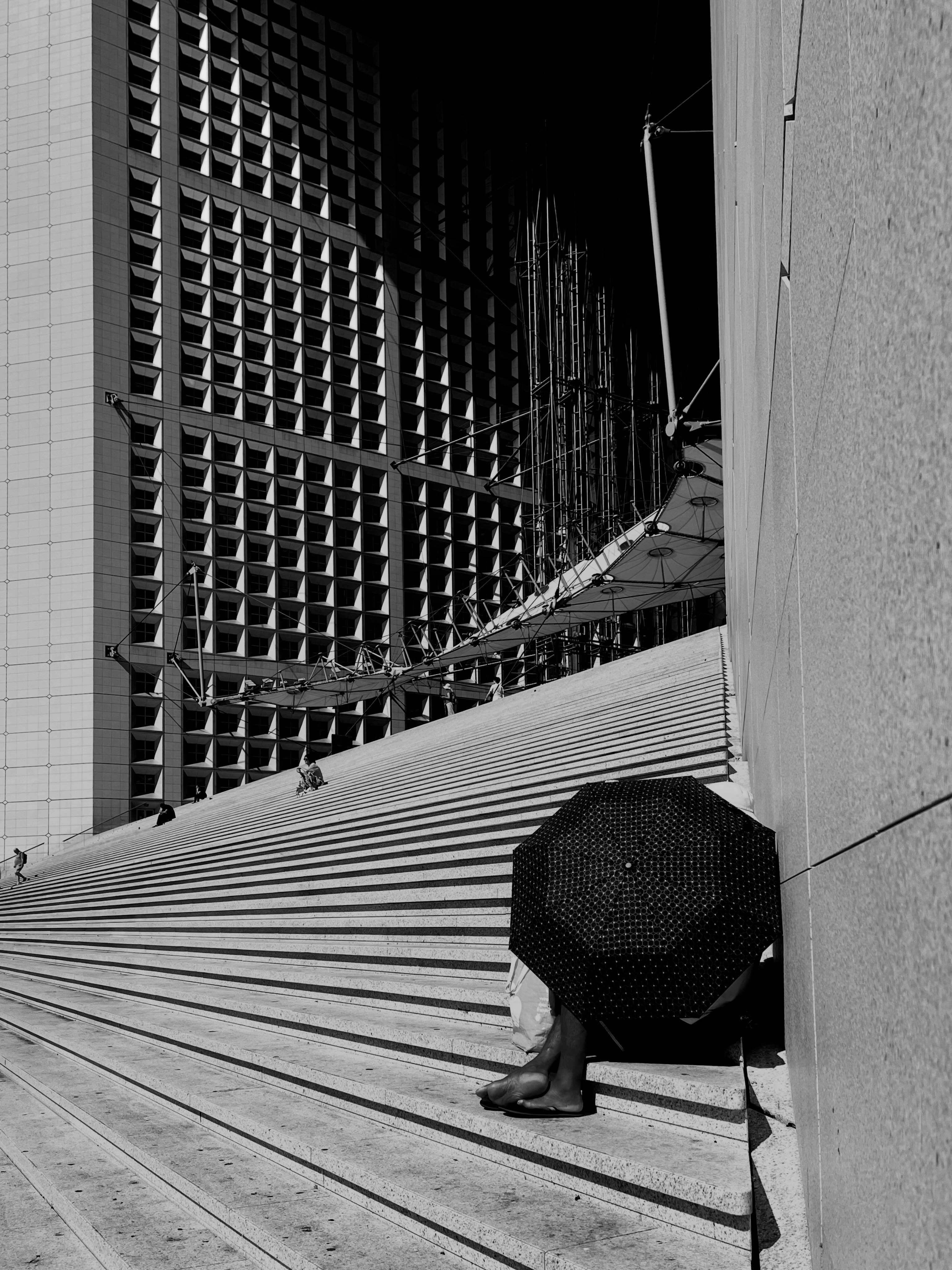 Protégez vous.
Il va de nouveau faire chaud. Autant faire comme cette personne et se mettre à l’abri.
#laoujevais #streetphotography #paris #blackandwhitephotography #urbanphotography