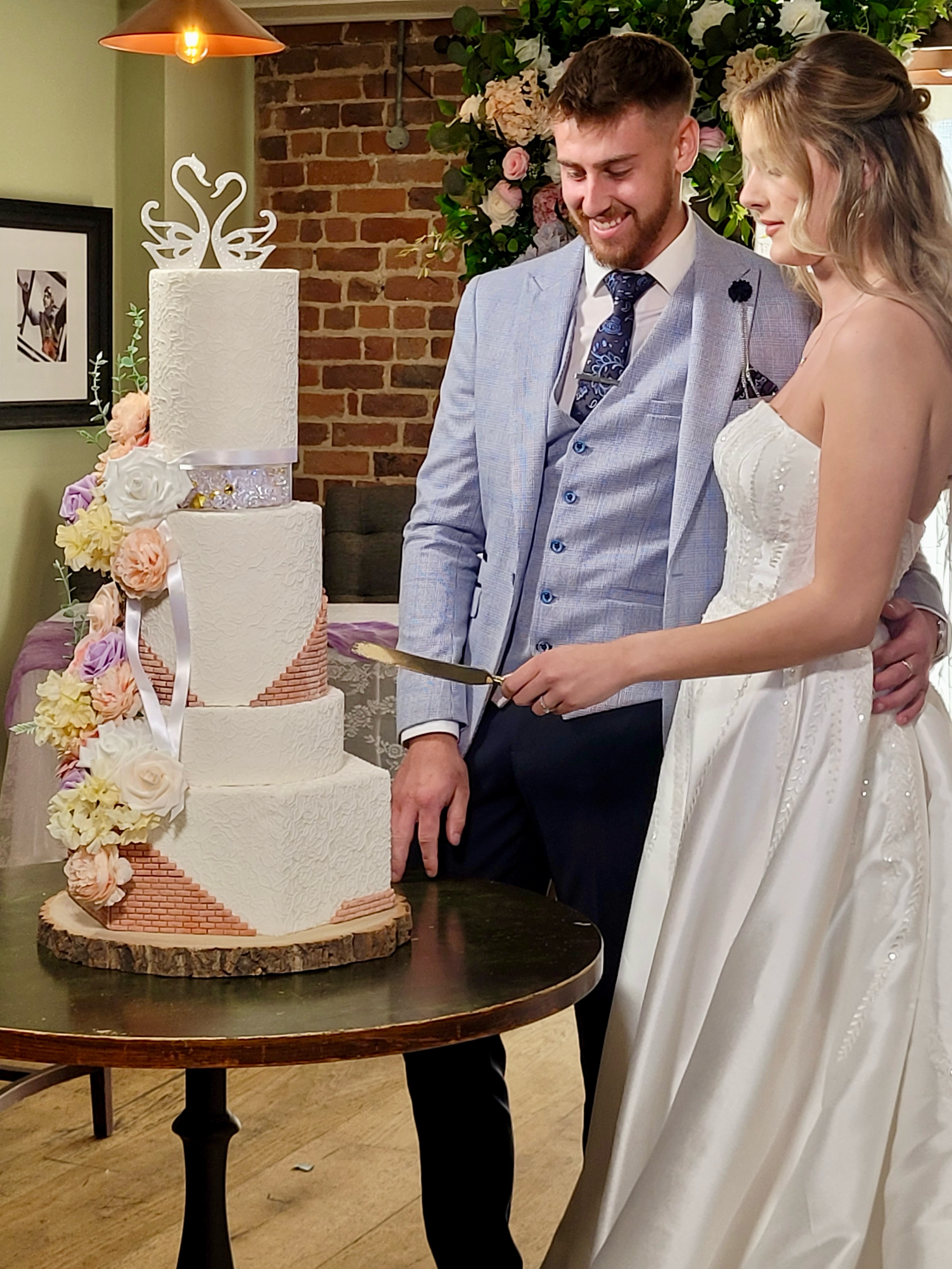 It was a privilege to take part in a Wedding Photoshoot at The Chester Fields Country Pub with a new Wedding Cake designed just for the day.
Working alongside some amazing suppliers providing their services to create a beautiful collaboration.
Venue @thefieldsbarnvenue
Photography @cinematic_matt_weddings
Decor @prettylittlevintage_decor
Florals @vivaldiflowers
Stationary @rose_and_grace_design
Dress @littledressco
Suits @cavaniofchester
Grazing cart @lacarte_uk
Coordinator @offscriptweddings
Make up @glammedbyleah
Models @_c @zakpreps
Hair @hdhairdesign2
Content @thesocialcookie_
#styledshoot #cheshirewedding #weddingvenue
#rusticwedding #behindthescenesphotoshoot