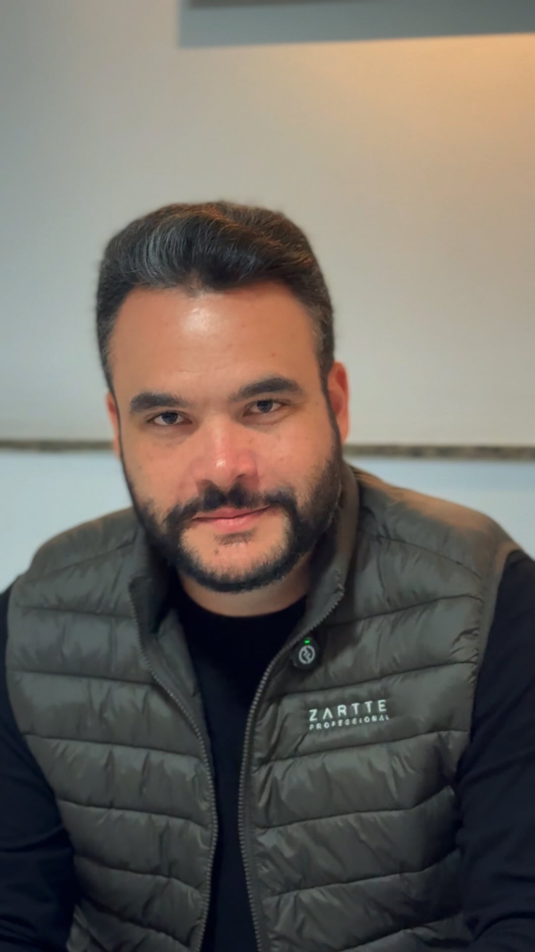 Muita gente vê a empresa pronta.
Vê os resultados, a estrutura, os produtos e o crescimento.
Mas poucas pessoas conhecem o caminho que foi necessário percorrer para chegar até aqui.
Toda empresa tem uma história. Tem desafios, aprendizados, erros, acertos e momentos que ajudam a construir aquilo que ela se torna no futuro.
Nesse vídeo, o Leandro compartilha um pouco da trajetória que ajudou a construir a Zartte e algumas reflexões que podem fazer sentido para quem empreende, vende ou está construindo algo próprio.
Porque todo resultado tem uma história por trás.