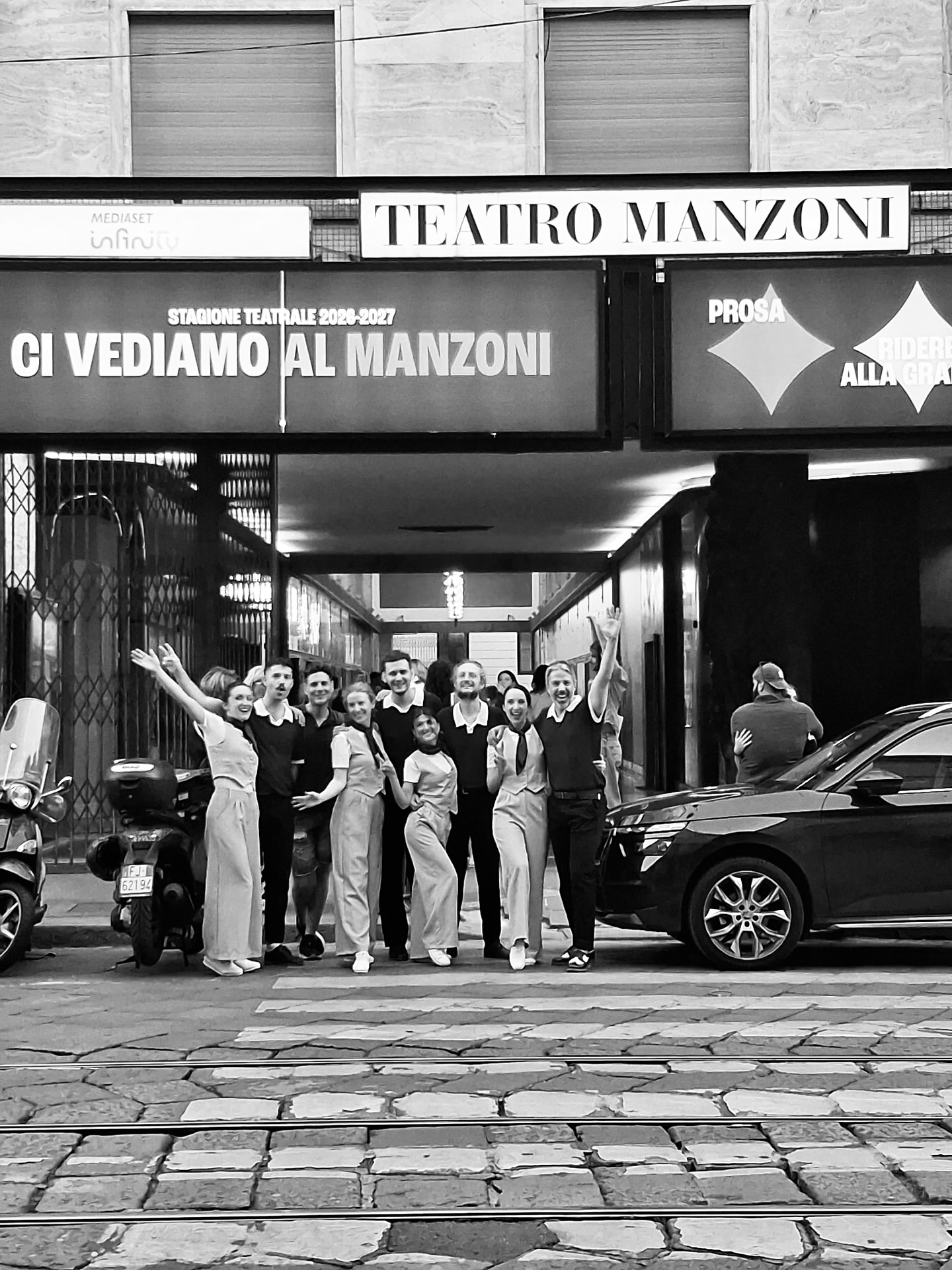 È sempre bello esibirsi in un teatro storico come il Teatro Manzoni di Milano 🎭
Uno scatto dal sapore vintage, di quella Milano che prova a resistere ma che forse non esiste più: la leggerezza, la musica, la danza e la condivisione!
Domenica scorsa abbiamo portato un po’ di tutto questo con noi sul palco durante il saggio organizzato dallo @studiogemmilano che ci ha felicemente ospitato!
Il ballo, forse, è la nuova forma di resistenza nel 2026 💪🏻
Da un lato l’ IA corre, dall’ altro ci siamo noi!
Viva il ballo e viva lo Swing! 🕺🏾
Complimenti a tutti i ballerini che si sono esibiti 🖤
Swing Social Club
#milano #vintagemilano #teatromanzoni #corsidiballo #lindyhop #lindyhopmilano