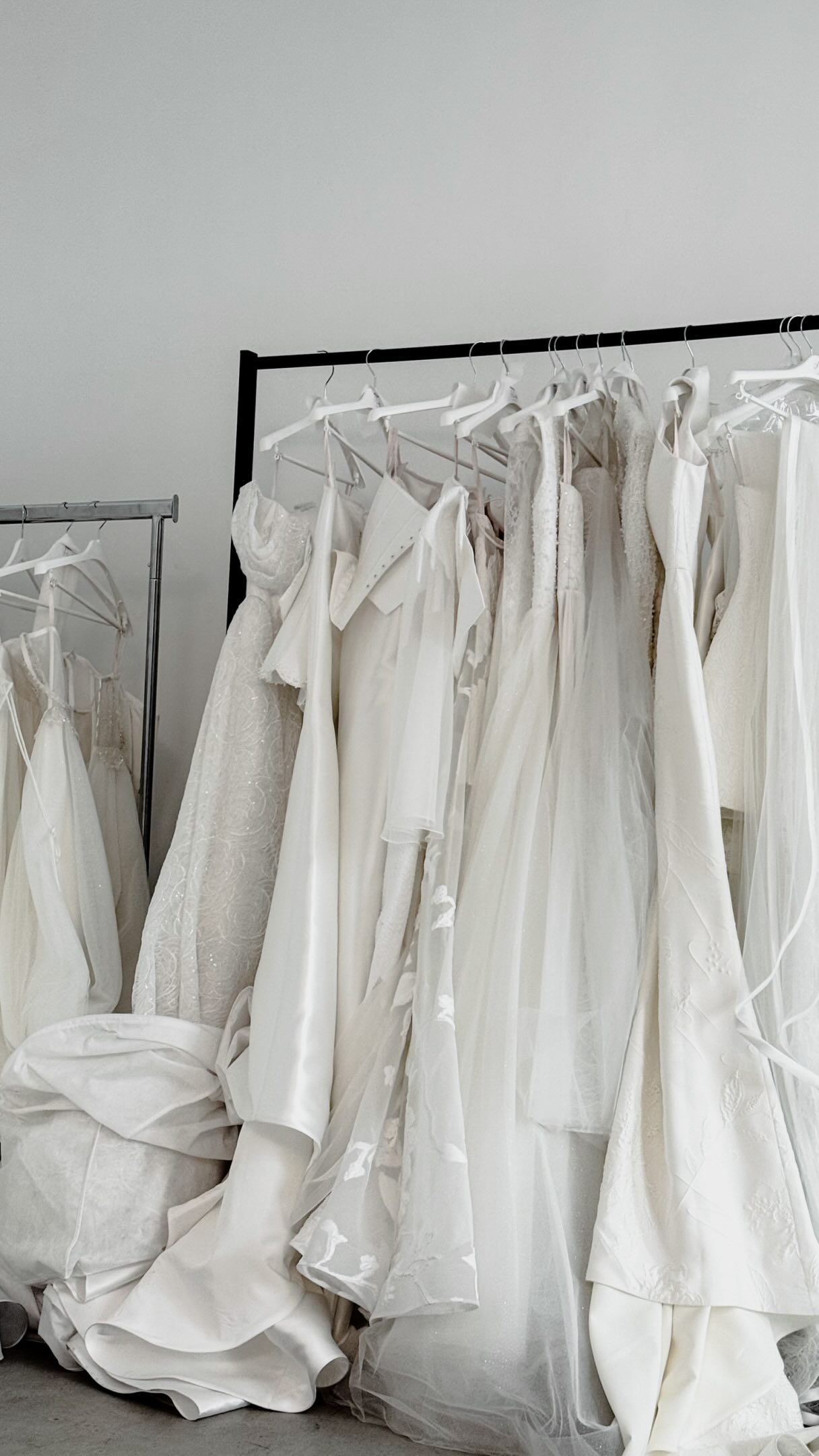 Le foto aiutano a immaginare, ma la prova è un’altra cosa.
È lì che nasce quella sensazione difficile da spiegare, quando all’improvviso non stai più guardando un abito… stai iniziando a vederti come sposa 👰🏻♀️
Vieni a scoprire il nostro percorso da HoneyMoon Italia
Grazie @federica_marto.ph @federica_marto
#honeymoonitalia #honeymoonsposa #atelier #matrimonio #bridedress