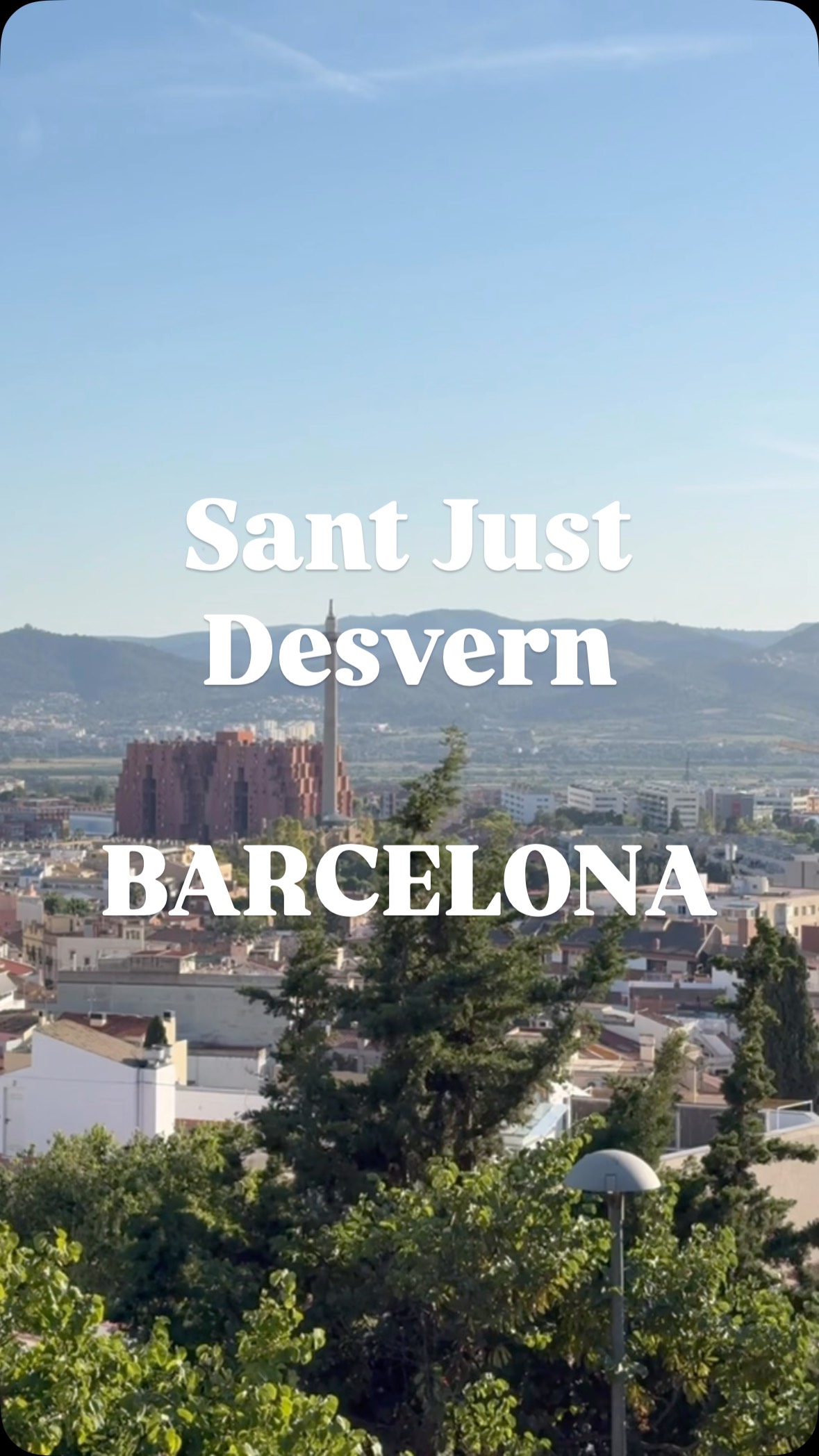 Op zoek naar een bijzondere plek vlak bij Barcelona waar je nauwelijks toeristen tegenkomt? 📍
Sant Just Desvern is een van de best bewaarde geheimen van de regio Barcelona. Op slechts enkele kilometers van het stadscentrum vind je hier een totaal andere sfeer: rustige straten, prachtige modernistische gebouwen, gezellige pleinen en een authentiek Catalaans dorpsgevoel.
Een van de absolute blikvangers is Walden 7, het iconische wooncomplex van architect Ricardo Bofill. Ook de Torre de la Creu, een van de minder bekende parels van het Catalaanse modernisme, is zeker een bezoek waard.
Vanuit het centrum van Barcelona ben je er verrassend snel. Neem de Trambaix (T1, T2 of T3) vanaf Plaça Francesc Macià en binnen ongeveer 20 à 25 minuten sta je midden in Sant Just Desvern.
Perfect voor wie tijdens een stedentrip Barcelona ook eens een andere kant van de stad en haar omgeving wil ontdekken. 🇪🇸✨
Ken jij Sant Just Desvern al? Laat het weten in de reacties! 👇
#SantJustDesvern #BarcelonaTips #BarcelonaBezienswaardigheden #BarcelonaVerborgenPlekken #BarcelonaBuitenDeGebaandePaden