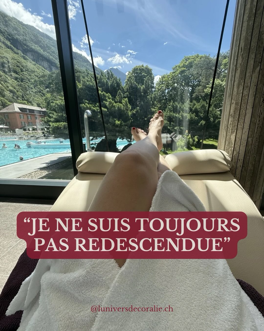 Hier, j’ai pris une journée off. Non pas parce que “je n’avais rien à faire” mais parce qu’après quatre mois à porter un projet aussi intense que la sortie de mon livre et son vernissage, j’ai senti que j’avais besoin d’un sas.
Un espace pour atterrir, pour respirer et intégrer.
Il y a une semaine, je demandais pour la 3ème fois à ma fille si elle avait bien pris ses affaires de gym.
Elle m’a dit :
“Maman, ça fait trois fois que tu me demandes.”
“Oui, maman a beaucoup de choses dans la tête en ce moment. Le vernissage arrive, et je préfère te demander trois fois plutôt que d’oublier.”
Et là, du haut de ses 7 ans, elle m’a regardée avec une sagesse désarmante :
“Maman, je crois que tu aurais besoin de prendre une journée où tu ne travailles pas, où tu peux vider ta tête et te reposer.”
J’ai souri. Elle avait raison.
Ça faisait déjà plusieurs semaines que je le sentais, mais l’agenda était plein. Des rendez-vous tous les jours. Pas de fenêtre pour poser un jour off.
Et puis, comme « par hasard », le lendemain du vernissage, mon agenda s’est ouvert. J’avais déjà bloqué ma matinée.
Et les rendez-vous de l’après-midi ont été déplacés.
Comme si la vie elle-même me disait : “Maintenant, tu peux souffler.”
Alors hier, j’ai laissé redescendre l’intensité.
J’ai repensé à cette soirée qui a dépassé tout ce que j’avais imaginé.
À l’amour reçu, aux mots, aux regards et à la puissance de ce moment.
Et je me suis rappelée qu’on ne peut pas enchaîner les passages comme s’ils n’avaient pas d’impact.
Quand on vit quelque chose de GRAND, il faut aussi s’offrir l’espace de l’intégrer. Parce que le prochain niveau ne se construit pas seulement dans l’action.
Il se stabilise aussi dans les silences d’après.
Dans ces moments où l’on reprend son souffle, où l’on réalise : “Je l’ai fait.”
Alors aujourd’hui, je suis encore un peu sur mon nuage mais je ne cherche pas à redescendre trop vite.
Je laisse ce moment prendre sa place en moi.
Parce que certaines étapes ne sont pas faites pour être traversées rapidement.Elles sont faites pour être honorées.
#Mentorepourfemme
#CoachingPremium
#AccompagnementHautDeGamme
#FemmesAmbitieuses
#FemmesConscientes