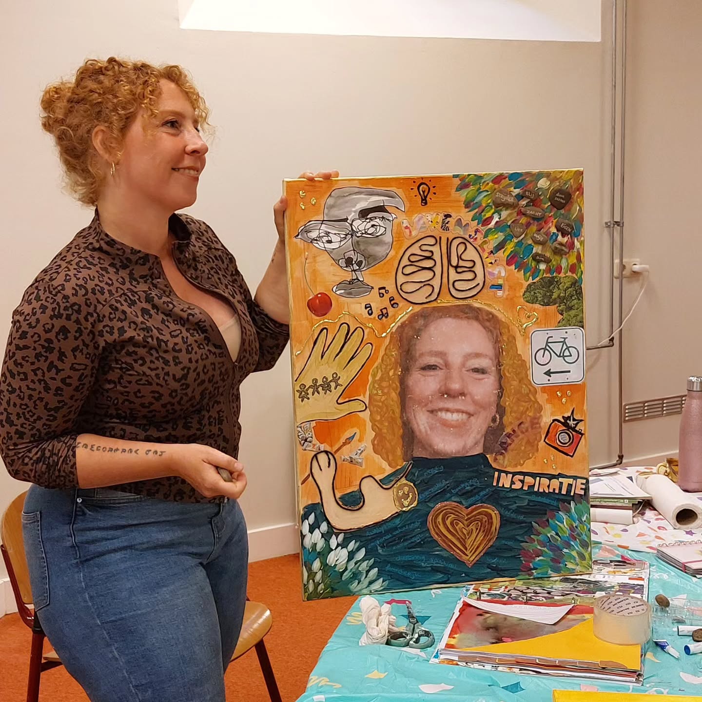 Jeetje we zijn al bijna weer bij het einde. De zelfportretten zijn in volle gang. ✨️
In de afgelopen bijeenkomsten hebben we het gehad over de binnenkant en de buitenkant. Nu komt alles samen. We gebruiken het proces om tot inzichten te komen. Wie ben ik nou eigenlijk.
Cursus 'Jezelf in Beeld'
Start na de zomer weer. Aanmelden via de website. 🫶🏻
#jezelfinbeeld
#creatievecursus
#herstelondersteunend
#ervaringsdeskundigheid
#CreatiefDoorHerstel