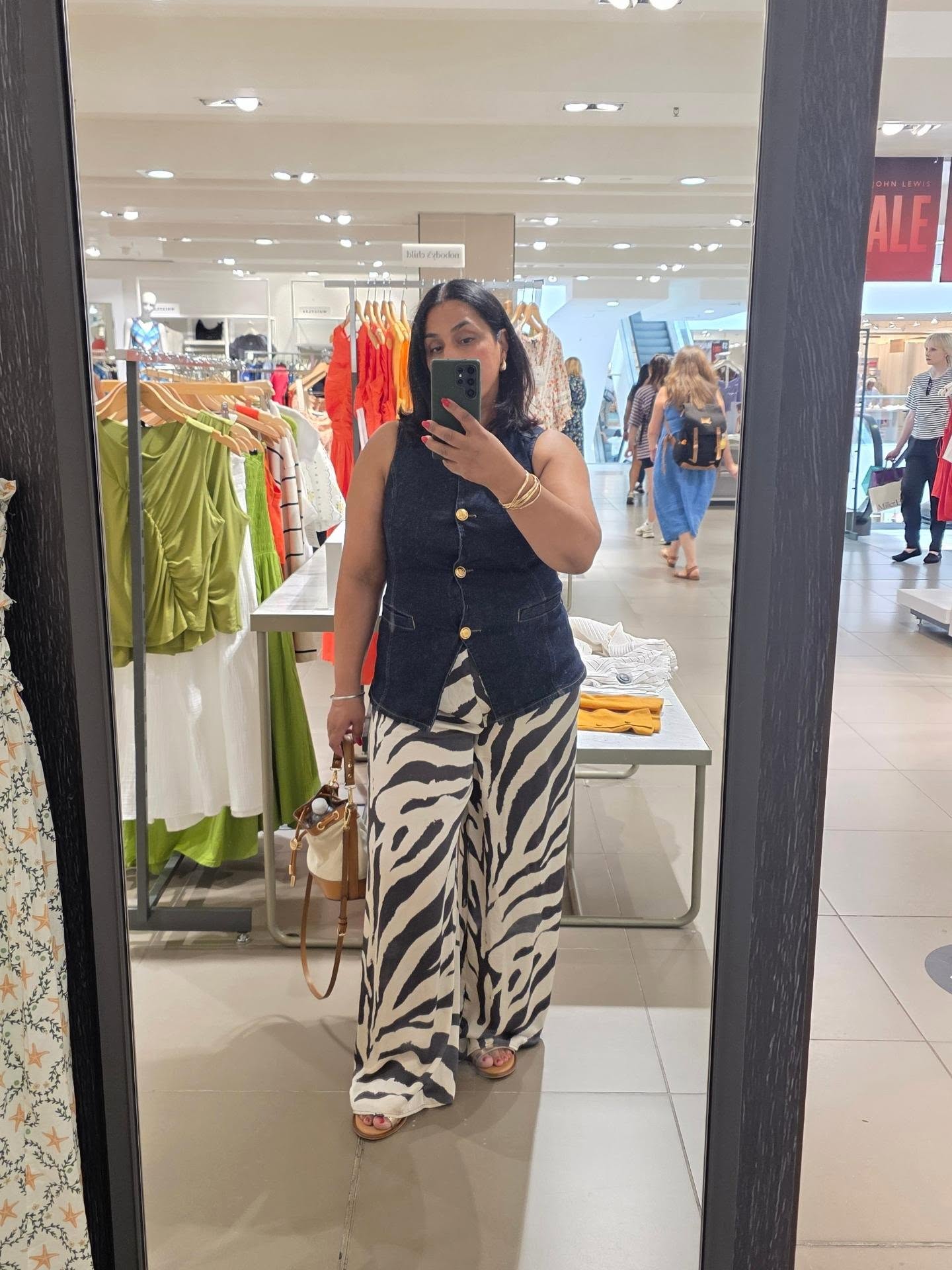A brilliant shop yesterday with a plus size client in central London.
We managed to find the perfect bras @rigbyandpeller and contined shopping at M&S, Next, Marina Rinaldi and John Lewis. I was really impressed the new @marksandspencer at Oxford street and they had a really good selection of plus sizes 18 and 20. Swipe left to see some photos of my shop and my smiley client yesterday.
Some items did need to be ordered online but overall this was a wonderful experience for my client who intially booked my online styling service.
I am pleased to be ending the week on a high. I am off to a school summer Fete this afternoon 😆
Happy Friday!!
#personalstylistessex #personalshopperlondon personalshopperuk
