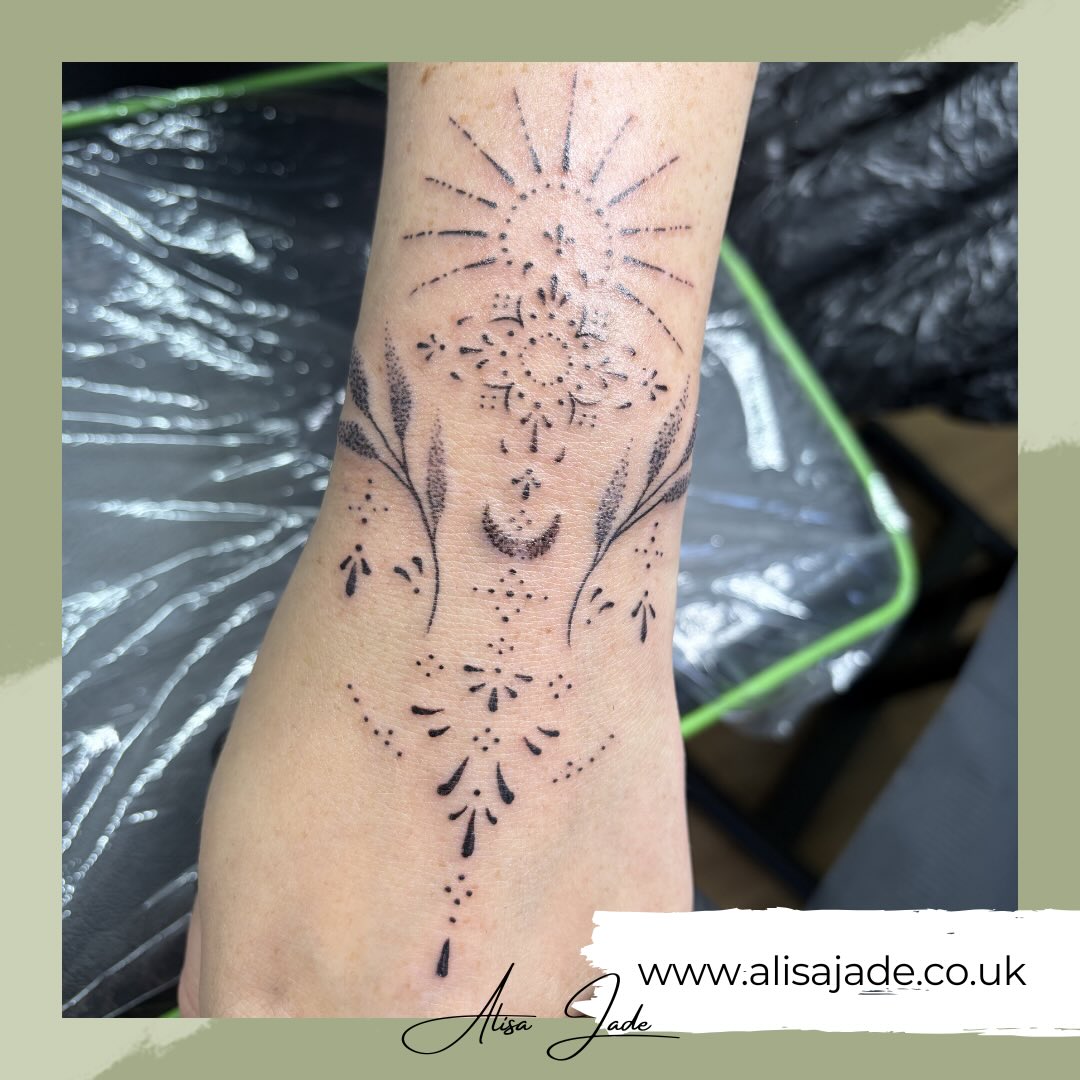 More of these please 😍
#ornamentaltattoos #dotwork #stoketattoos