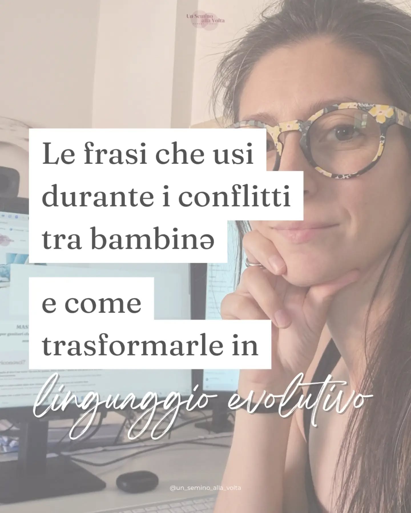 Quando i bambinə litigano, il nostro istinto è spesso trovare il colpevolə il prima possibile. Vogliamo sapere chi ha iniziato, chi ha torto, chi deve chiedere scusa.
È comprensibile: magari abbiamo gli occhi addosso, il momento è caotico, ristabilire la pace sembra la priorità assoluta.
Fare domande (accusatorie) come "Chi è stato?" "Perché l'hai fatto?" "Chiedi scusa adesso!" mette però i bambinə immediatamente sulla difensiva. In quel momento non stanno più pensando a cosa è successo o a come si sente l'altrə ma a come proteggersi, a come non avere torto, a come uscirne indennə.
Così il conflitto non si risolve, semplicemente si interrompe.
Fino alla volta successiva, ovvio.
Scegliere domande aperte rende il dialogo completamente diverso.
"Cosa è successo?"
"Come pensi che si senta adesso?"
"Cosa potreste fare per sistemare le cose?",
queste frasi rallentano il momento, abbassano la tensione e restituiscono ai bambinə un ruolo attivo.
Non sono più imputatə davanti a un giudicə: sono due bambinə a cui viene chiesto di ragionare insieme su una situazione difficile.
Non sto dicendo di non intervenire, di concedere ogni cosa o lasciare che risolvano sempre da sé, ma piuttosto di:
1) valutare la situazione,
2) capire se serve la presenza di un adulto,
3) se si decide di mediare, scegliere di farlo in modo che quella situazione diventi un'occasione reale per imparare qualcosa - su se stessə, sull'altrə, su come si sta insieme, anche nel conflitto.
.
.
.
Se vuoi capire come parlare con i tuoi figliə anche nelle situazioni più difficili, la consulenza 3600 è lo spazio giusto per farlo insieme.
🔗 in bio.