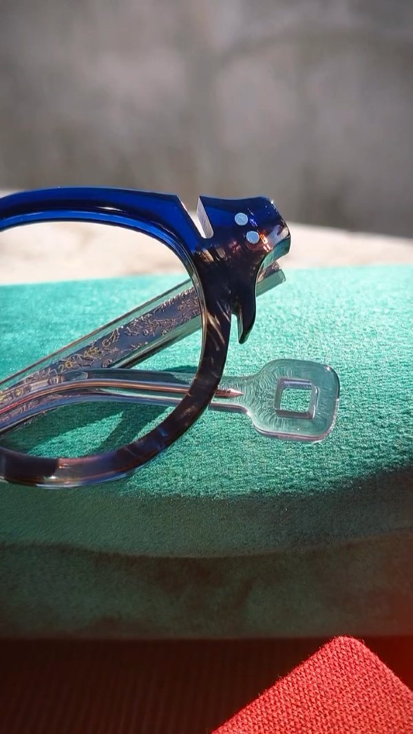 A arte está nos detalhes.
Um design que une leveza, transparência e personalidade. O tom azul traz modernidade, enquanto as hastes revelam um acabamento sofisticado com detalhes em metal cuidadosamente trabalhados e um desenho exclusivo nas pontas.
Um óculos para quem valoriza estilo, acabamento e autenticidade em cada detalhe. 👓
#Óculos #Design #Moda #Estilo #Exclusividade MiguelGiannini