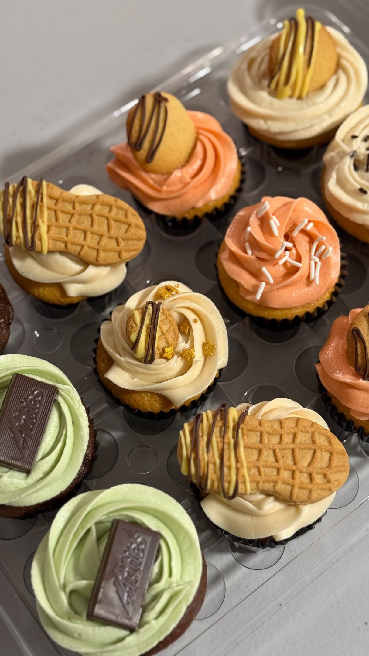 ⭐️Not sure which cupcake flavor is your favorite??? Get a sampler pack…. Sure to be a CROWD PLEASER!!!🙌
⭐️White chocolate toppers can be personalized by seasonal shape and with my trusty @eddie_edibleinkprinter 💚💚
🧁Specialty Cupcake Pricing:
*$35/dozen = standard size with chocolate-dipped cookie topper (1 dozen minimum order per flavor)
*$20/dozen = mini’s with chocolate-dipped cookie topper (2 dozen minimum order per flavor)
*Add-On: white chocolate personalized topper is $6/dozen
🧁Specialty Flavors:
*French vanilla
*Lemon
*Banana cream pie
*Strawberry shortcake
*Orange dreamsicle
🧁Deluxe Cupcake Pricing:
*$42/dozen = standard size with chocolate-dipped cookie topper (1 dozen minimum order per flavor)
*$24/dozen = mini’s with chocolate-dipped cookie topper (2 dozen minimum order per flavor)
*Add-On: white chocolate personalized topper is $6/dozen
🧁Deluxe Flavors:
*Spiced carrot cake
*Mint chocolate
*Blueberry streusel
*Peanut butter kiss
*Pineapple Upside Down Cake
*Snickers
*Cinnamon roll
🧁Notes:
*2 week notice recommended
🧁Inquiries:
*PM
*Text 210.708.0827
*Email MandM.EatsAndTreats@gmail.com
*www.mandmeatsandtreats.com
#cupcake #cupcakes #cupcakesofinstagram #cupcakelover #feelgoodfriday