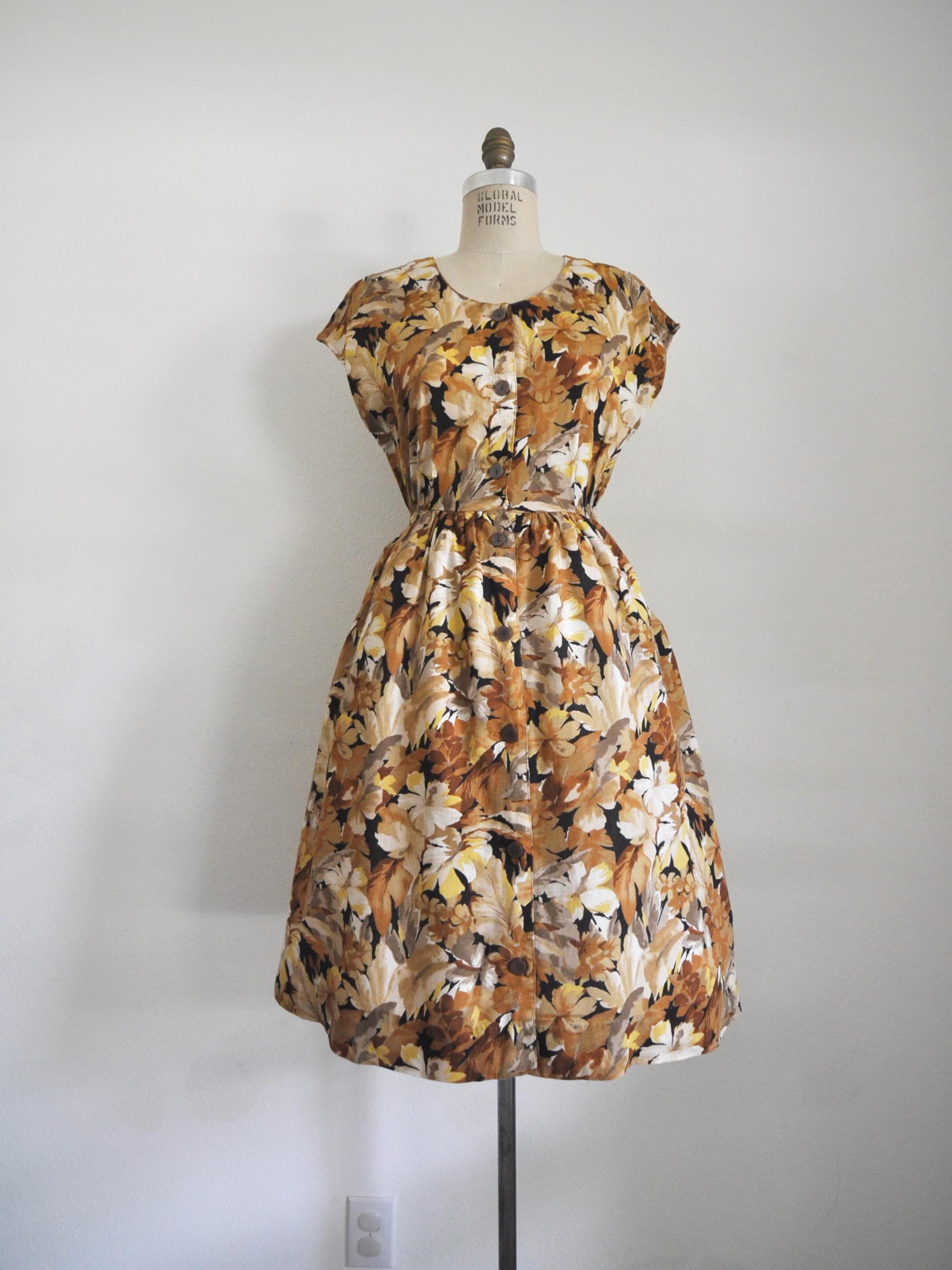 🩷SOLD🩷Lovely floral dress. Feels like cotton/rayon blend, functional buttons, elastic waist. Bust: 40” Waist: 26-35” Length: 41” Shoulder to waist: 15.5”