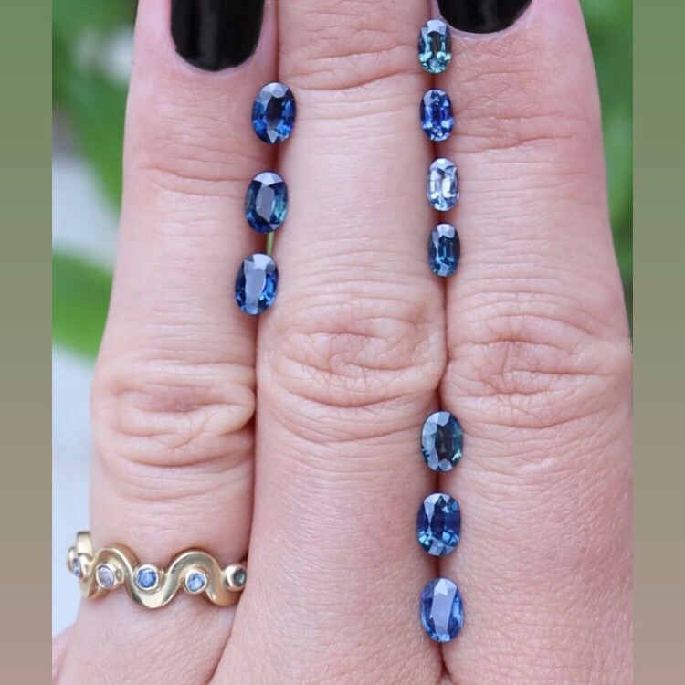 Sélection d’ovales, saphirs d’Auvergne, du bleu pâle au teal intense 💎🌞💎
Les descriptions juste dessous 👇 et les tarifs en DM :
1 : Saphir d’Auvergne, 0.31ct, 3.17 x 4.98, H : 2.40, naturel, non chauffé, non traité
2 : Saphir d’Auvergne, 0.34ct, 3.13 x 5.09, H : 2.59, naturel, non chauffé, non traité
3 : Saphir d’Auvergne, 0.26ct, 3.12 x 5.02, H : 2.21, naturel, non chauffé, non traité
4 : Saphir d’Auvergne, 0.31ct, 3.21 x 5.07, H : 2.29, naturel, non chauffé, non traité
5 : Saphir d’Auvergne, 0.47ct, 4.09 x 5.87, H : 2.19, naturel, non chauffé, non traité
6 : Saphir d’Auvergne, 0.56ct, 4.18 x 6.11, H : 2.52, naturel, non chauffé, non traité
7 : Saphir d’Auvergne, 0.53ct, 4.07 x 6.04, H : 2.41, naturel, non chauffé, non traité
8 : Saphir d’Auvergne, 0.51ct, 4.20 x 5.89, H : 2.41, naturel, non chauffé, non traité
9 : Saphir d’Auvergne, 0.55ct, 4.18 x 6.11, H : 2.48, naturel, non chauffé, non traité
10 : Saphir d’Auvergne, 0.56ct, 4.19 x 6.08, H : 2.47, naturel, non chauffé, non traité
#saphirdauvergne #saphirfrançais #tealsapphire #entreprisefamiliale #lapidaire