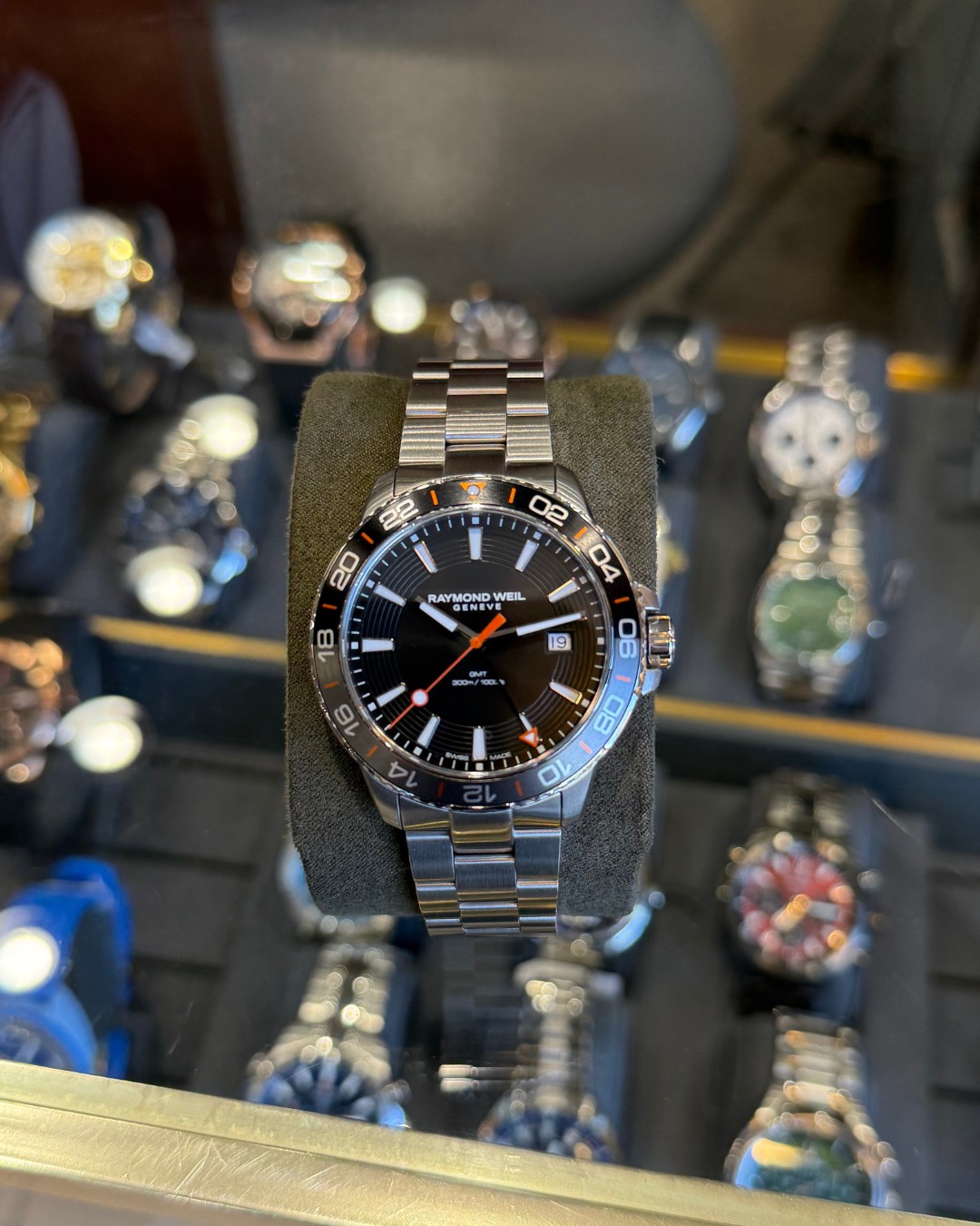 Oh you will definitely be "dad's favorite" if you show up with one of these on Father's Day. 😉 Stop by @kennygandco to shop the full Raymond Weil collection.
#fountainsatrsvl #rosevilleca #kennygandco #fathersdaygifts #rosevilleshopping