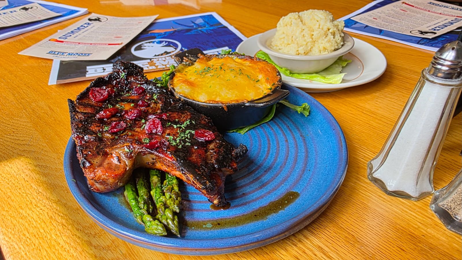 🍁 Tonight’s Dinner Special 🍁
Sink your teeth into our 10 oz Maple Smoked Bone-In Pork Ribeye, served on a bed of maple-glazed asparagus and finished with a sweet maple glaze and craisin garnish.
A perfect blend of smoky, savory, and sweet flavors that’s sure to hit the spot! Available tonight while supplies last! 🍽️🔥
#bluemoose #restaurant #barandgrill