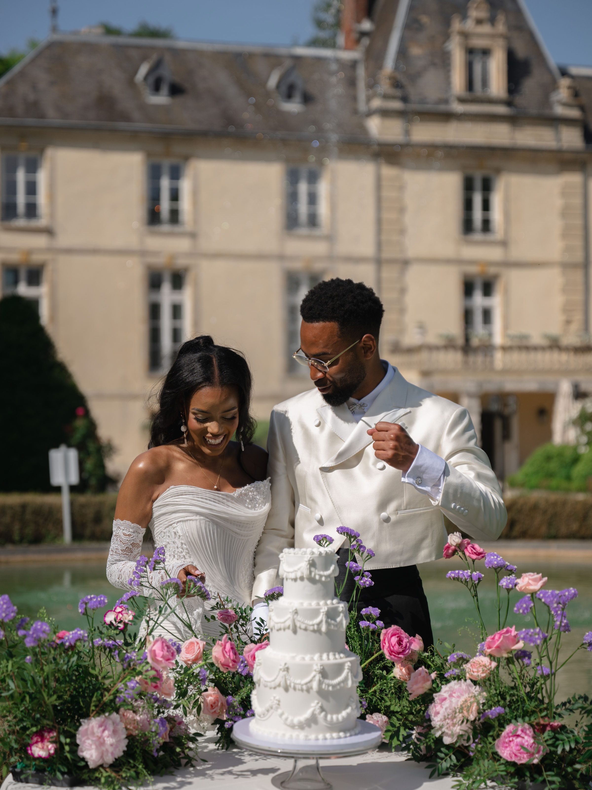 A French wedding, where every detail tells a love story. 🤍
Timeless pearls for unforgettable moments.
PLANNER : @1_day_1_dream_events
COORDINATRICE : @dreamplan_by_menita
LIEU : @chateauaveny
PHOTOGRAPHE : @ngk_shoot
VIDEASTE : @sv.weddings_
MODELS FEMME : @shailatte.xo
MODEL HOMME : @wahed_m
COSTUME : @chloa.moda
ROBE DE MARIÉE : @maisonzaied
CREATRICE DE CONTENU : @mgcrea
MUA : @nelysha.mua
FLORAL DESIGNER (décoration florale) : @mllebloom.design
DÉCORATION (MOBILIER/ ART DE LA TABLE/ SCÉNOGRAPHIE) : @papillonsignature
WEDDING CAKE : @joelesgateaux
PAPETERIE - SIGNALETIQUE : @idyllic_st
SAXOPHONISTE : @roseparismusic
FEUX DE JOUR : @soirs.de.fetes
COIFFURE : @hdroom_bridal
BIJOUX : @zhen_bijoux_paris
#frenchwedding #pearljewelry #bridaljewelry #weddinginspiration #madeforlove