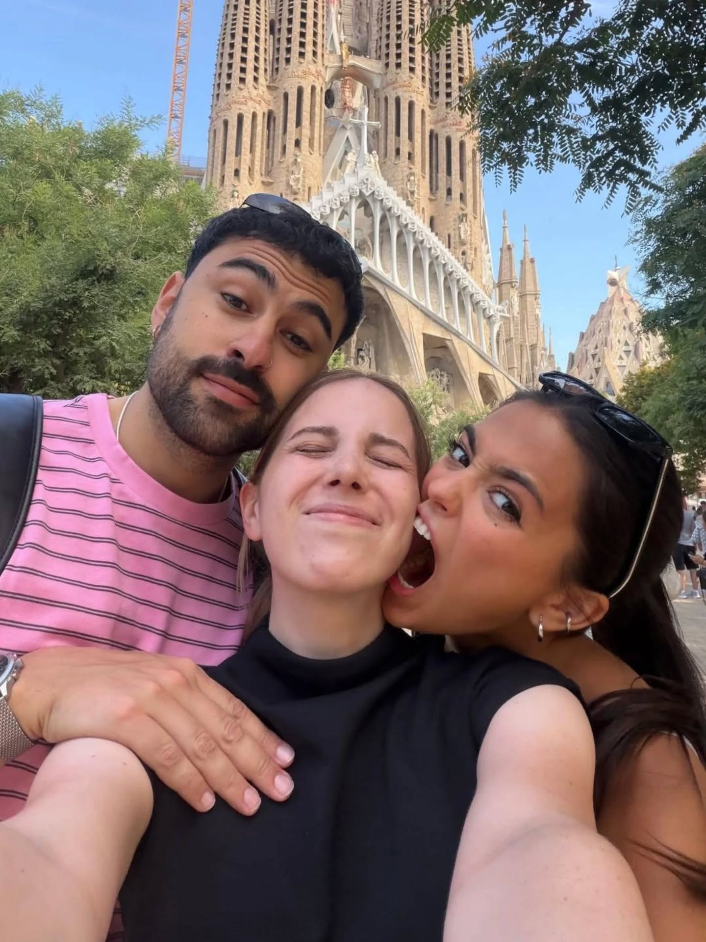 Maia Reficco with Ailu Tokman and Andrés Simon in front of the Basilica of the Sagrada Familia un Barcelona! ⛪
