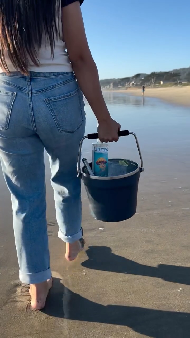 It’s gin day, take to the shore and celebrate! 🌊 As you know, we’re big fans of gin at Jettywave, and sometimes it’s best to keep it simple. Gin + Tonic = perfection! Share how you’re celebrating today and tag us @jettywavehmb!!