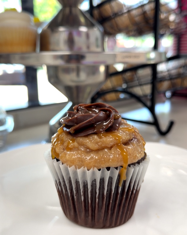 German Chocolate is back 🤎✨
This fan-favorite flavor is loaded with rich german chocolate cake, that classic coconut pecan topping, a dollop of decadent fudge everyone loves and drizzled with caramel.
The only bad news? It’s only here for the month of June!
Stop by Smallcakes and grab one before this seasonal favorite disappears 🍫
*Available as an individual or a part of the Father's Day 4 pack