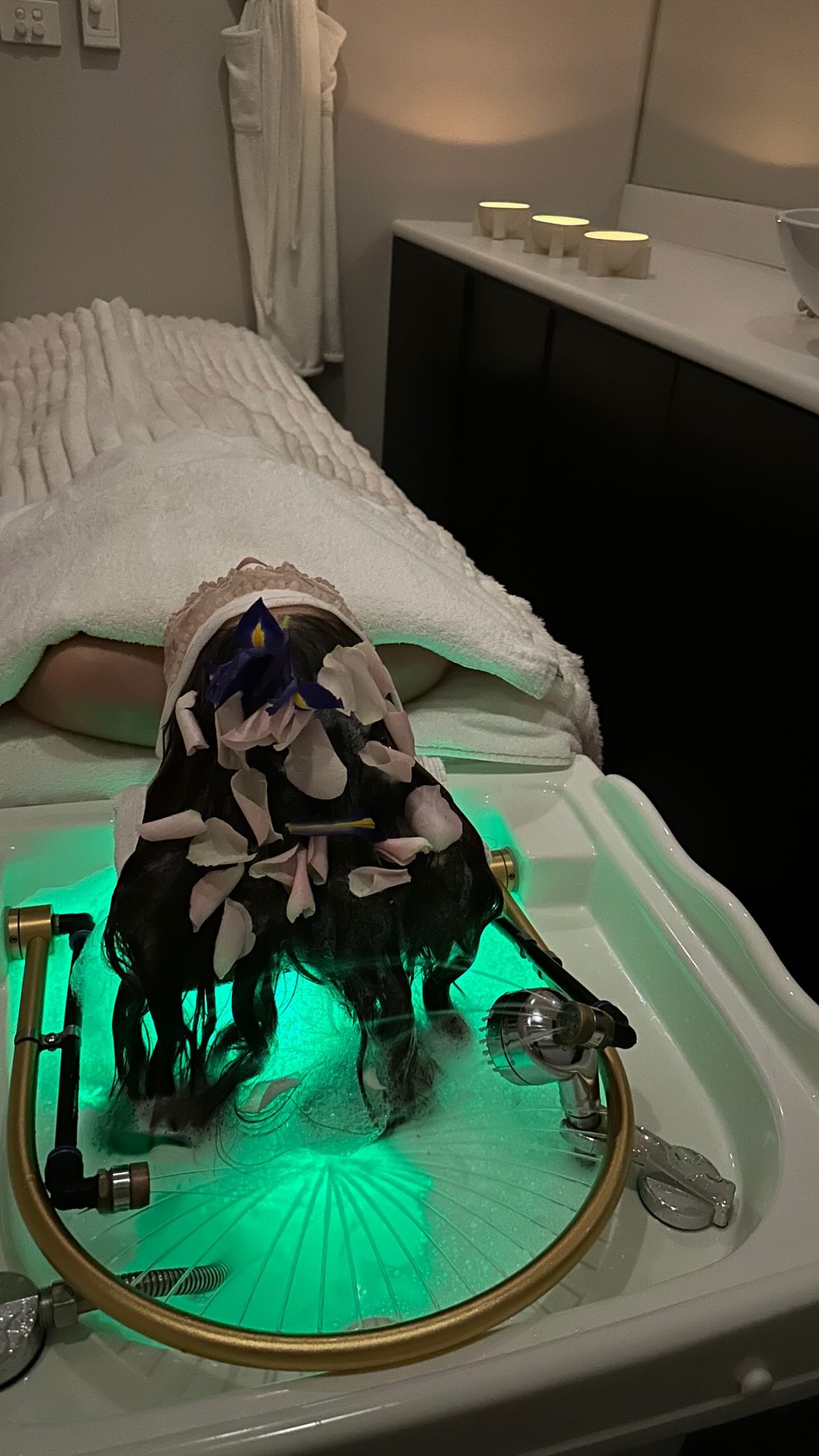 Some fun in the Head Spa room today 🥀🥀
