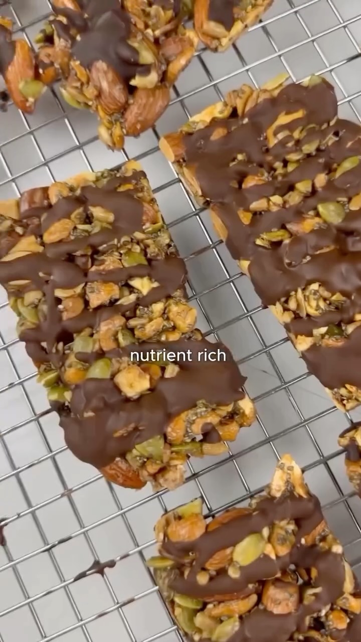 😍HEALTHY NUT BARS✨
I’ve developed a serious obsession with these nut bars.. they’re that good 🤤
⭐️How to make them⭐️
2 cups cashews
1 cup almonds
1 cup slivered almonds
1 cup pumpkin seeds
1 cup sunflower seeds
1/2 cup chia seeds
1/2 cup maple syrup
Dark chocolate for drizzling (optional)
1️⃣ Mix all ingredients except dark chocolate in a bowl
2️⃣ Lay mixture out on a lined baking tray
3️⃣ Bake at 180°C (350°F) for 25-30 minutes until tops are golden brown
4️⃣ Let them cool completely before cutting into bars
You can also break them into clusters or crumble into granola.
Enjooooooy!!
xx
.
.
#dailyhabits #healthyhabits #nutbar #snackideas #healthyrecipeideas healthysnackidea healthysnacks granolabars