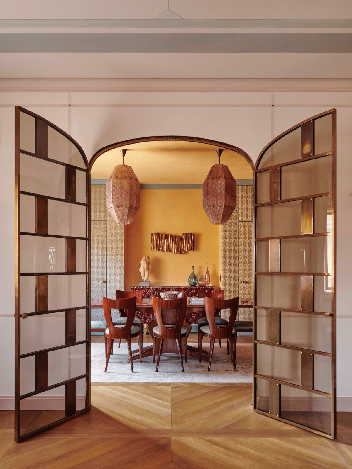 Appartamento privato, Milano.
Dal sodalizio decennale con @studio_luini12, nasce un progetto straordinario, ogni superficie è decorata per dialogare armoniosamente con lo spazio, fondendo rigore geometrico e delicatezza pittorica.
Bordi nati dalle giuste proporzioni, da colori bilanciati e da contrasti scelti, incorniciano l’ambiente indicandone la giusta lettura.
È, ancora una volta, il dettaglio a fare l’atmosfera.
Photo: @max_pescio