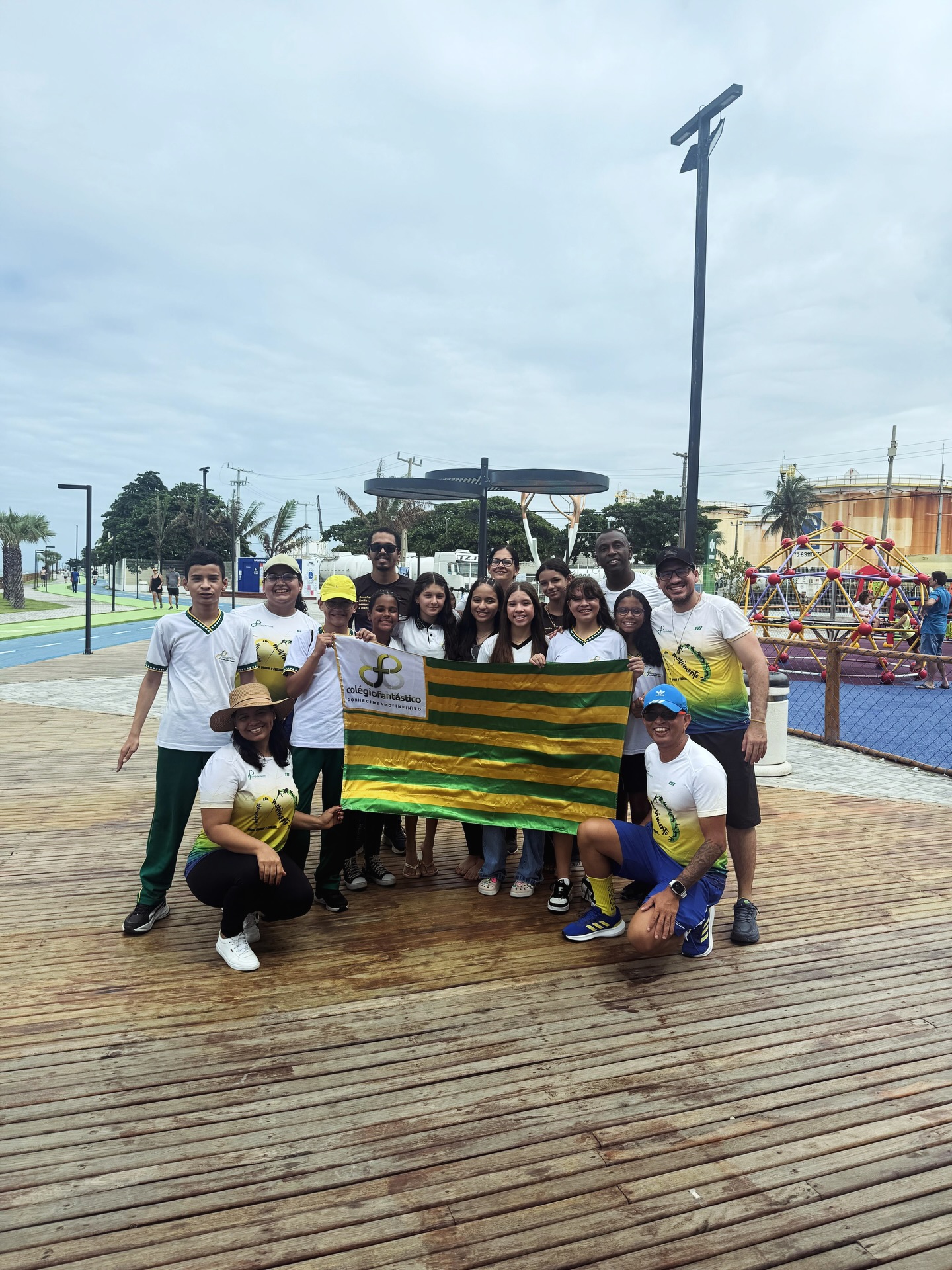 No Colégio Fantástico, acreditamos que a educação ganha ainda mais significado quando ultrapassa os limites da sala de aula e se conecta com o mundo ao nosso redor. Foi com esse propósito que realizamos mais uma edição do projeto Conhecimento em Movimento, levando os estudantes do 6º e 7º anos do Ensino Fundamental para uma experiência de aprendizagem na Nova Orla de Maceió.
Ao longo da manhã, os alunos participaram de atividades integradas de Química, Matemática, Língua Portuguesa, Redação e Educação Física, transformando o espaço urbano em um ambiente rico de observação, investigação e descoberta.
Entre desafios matemáticos, produções textuais, reflexões sobre sustentabilidade, análises do ambiente e momentos de interação, os estudantes puderam vivenciar na prática aquilo que aprendem diariamente, desenvolvendo habilidades, ampliando perspectivas e fortalecendo o olhar crítico sobre a realidade.
Mais do que ensinar conteúdos, buscamos despertar a curiosidade, incentivar a autonomia e mostrar que o conhecimento está presente em cada experiência vivida.
✨ Porque aprender é movimentar ideias, construir conexões e descobrir que o mundo inteiro pode ser uma sala de aula.
💚 Colégio Fantástico: transformando experiências em aprendizagem.
#educacao
#colegiofantastico
#conhecimentoemmovimento
#aprendizagem
#maceió