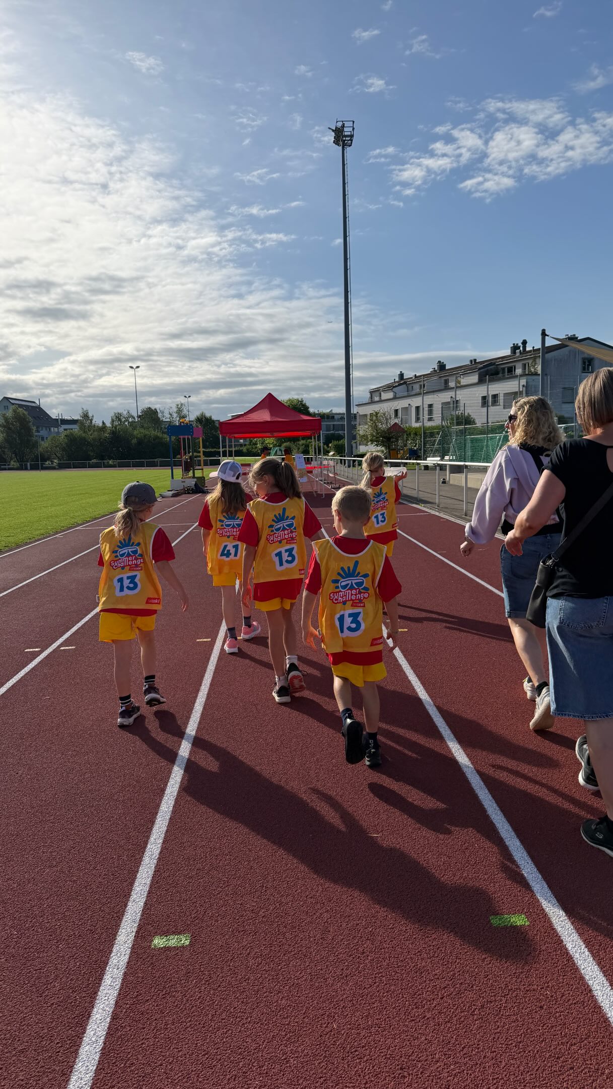 Swiss-Ski Summer Challenge 2026🎾🛹🚲
Gestern starteten zwei Teams in Meiningen. Dabei standen Geschicklichkeit, Spass und Teamgeist im Mittelpunkt.
Ob Hindernisparcours, Biathlon oder BMX-Parcours - die Kinder gaben alles und meisterten jede Challenge mit Begeisterung.
Am Ende hiess es: müde Beine, glückliche Gesichter und viele tolle Erinnerungen.
Bravo an alle! 💪🏼🤩
#swissskieventseries #skiclubsteinegg #fun #team #spass