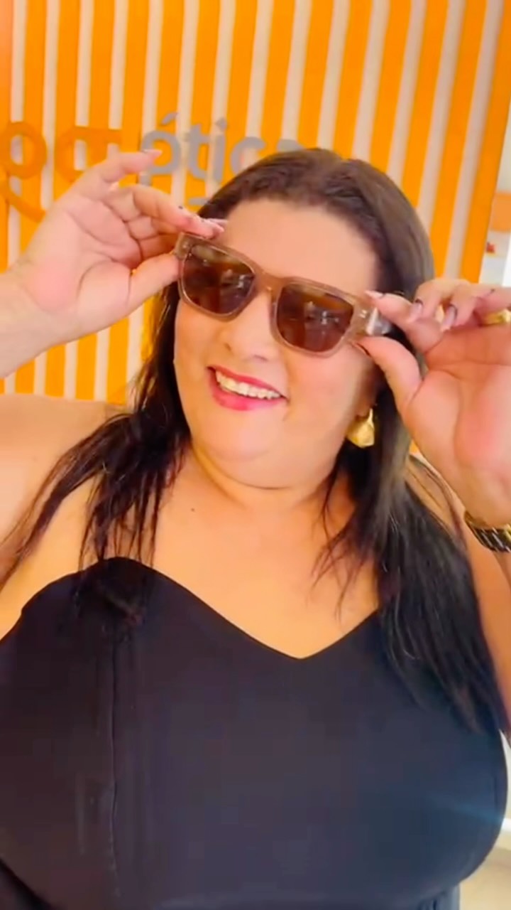 “Hoje eu vim buscar meu óculos na Ótica Bacana. Super recomendo, lindo! Muito bem atendida, vim de Umarizal para cá para pegar meu óculos, que é a segunda vez que eu faço aqui. Muito, muito bem atendida. E mais: na compra do seu óculos, você ainda ganha o seu óculos escuro para curtir as praias, se achar.”