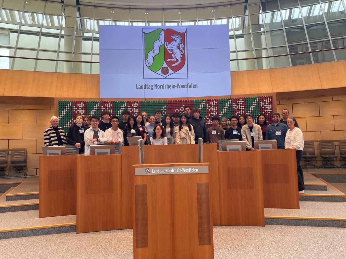 🏛️ Engagierter Besuch im Landtag zum Wochenende
🎓 Das Berufskolleg war zu Gast. Danke an das gesamte Kollegium der Schule für diesen bemerkenswerten Einsatz, um junge Menschen aus sehr unterschiedlichen Nationen einander in den Austausch zu bringen und meine Anerkennung gilt den gastfreundlichen Eltern meiner Heimatkommune!