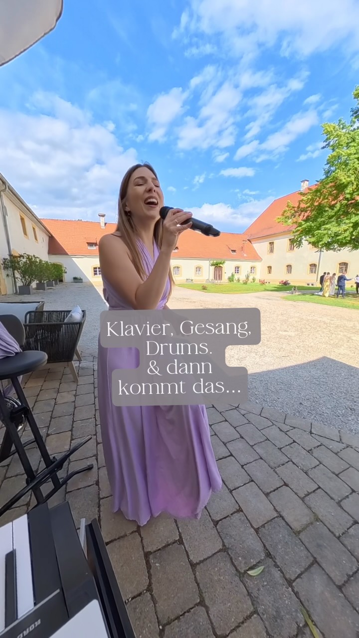 Klavier. Gesang. Drums.
…und dann kommt das Saxophon. 🎷✨
Genau diese Kombination macht Livemusik so besonders: Sie schafft Atmosphäre, bringt Menschen zusammen und sorgt dafür, dass aus einem Sektempfang ein echter Moment wird.
Ob als Duo, Trio oder mit zusätzlichen Musikerinnen und Musikern – wir stellen die Besetzung passend zu eurer Hochzeit zusammen und begleiten euch musikalisch durch den Tag.
Plant ihr gerade eure Hochzeit? Dann schreibt uns gerne eine Nachricht und sichert euch euren Wunschtermin. 🤍
#Hochzeitsmusik #Sektempfang #Livemusik #hochzeitssängerin