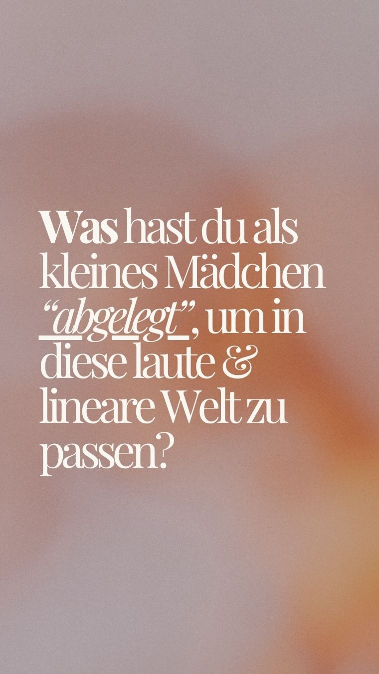 Ich war das kleine WooWoo-Mädchen. 🧚♀️💕🌸🙈
Das Mädchen, das seine Freundinnen zum Spielmittag empfing – mit ätherischen Ölen, Klangschalen und einer Fantasiereise. Andere hatten Barbies. Ich hatte spirituelle Werkzeuge 🧚
Seit ich acht bin gehe ich zu meiner Klangschalen-Therapeutin. Autogenes Training. Fantasiereisen. Und ich – klein, mit dünnen Ärmchen – hab das danach einfach nachgespielt. „Schließ die Augen. Stell dir vor, du liegst auf einer Wiese …“ 😄
Und dann kam die Schule.
Da hab ich es verloren.
Hab aufgehört, meiner Intuition zu vertrauen. Ich wurde eh schon immer komisch angeschaut – hatte nie viele Freunde, wurde für mein Anderssein nicht gerade gemocht. Also hab ich es weggepackt. Leiser gemacht. Versteckt.
So gut, dass ich selbst irgendwann vergessen hab, dass es da ist.
Heute saß ich wieder bei meiner Therapeutin und die Erinnerung holte mich ein. Gott sei Dank, hab ich mir meine Kraft zurückgeholt 🌸💕 und darf das Beruf nennen, was ich schon als kleines 8 jähriges Mädchen im Kinderzimmer spielte 😍
Lange dachte ich, ich müsste mich erst neu finden, um wirklich anzukommen. Dabei war das, was mich trägt, die ganze Zeit schon da. Ich hab es nur versteckt – weil mir die Welt früh gezeigt hat, dass es zu viel ist.
Vielleicht kennst du das. Dieses feine, spürende Mädchen, das du mal warst, bevor dir jemand sagte, du seist zu empfindlich. Sie ist nicht weg. Sie hat sich nur klein gemacht, um dazuzugehören.
Genau dafür halte ich heute meinen Frauenkreis. Einen Raum, in dem du endlich verstanden wirst. In dem du all deine Facetten und Farben zeigen darfst – die laute, die leise, die spürende, die WooWoo sein darf 💕🧚🌸🍯 Ohne dich kleiner zu machen, als du bist.
Also erzähl mir gern:
Was hast du als kleines Mädchen abgelegt, um in diese Welt zu passen? 💛
Im Juli starte ich einen Kreis für hochsensible Frauen – wenn du magst, kommentiere ein 💛 und ich melde mich mit Infos bei dir :) 4 Termine • online • ein Raum für dich
