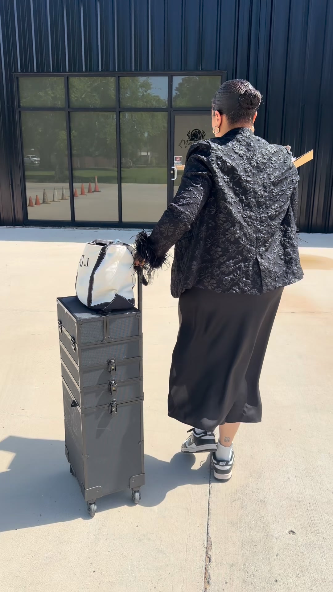 Heading in for hours of logistics, timelines, vendor coordination, problem solving, and making sure nobody bothers my bride!
The goal is simple: Make it feel effortless and provide a true elevated experience.
#eventprofessionals #weddingcoordinator #weddingcoordinatorlife #weddingvendors #weddingcoordination