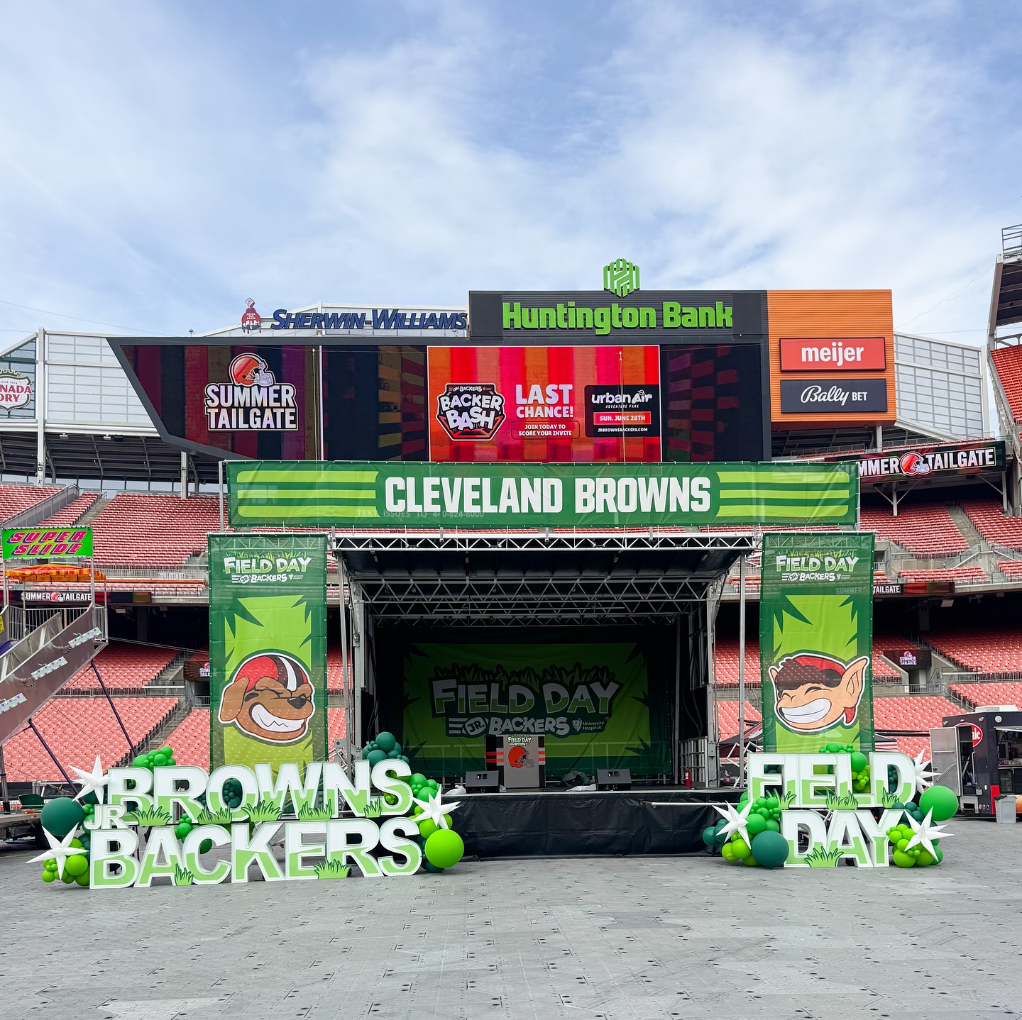 What a blast being a part of the @clevelandbrowns Summer Tailgate!
Peep those @megcodesign inserts and custom cutouts that truly brought the Field Day branding to life!
#clevelandbrowns #cleveland #clevelandballoons #clevelandevents #corporateevents #ledmarquees #marqueeletters #marqueeletterrental #eventrentalscleveland #balloonbackdrop