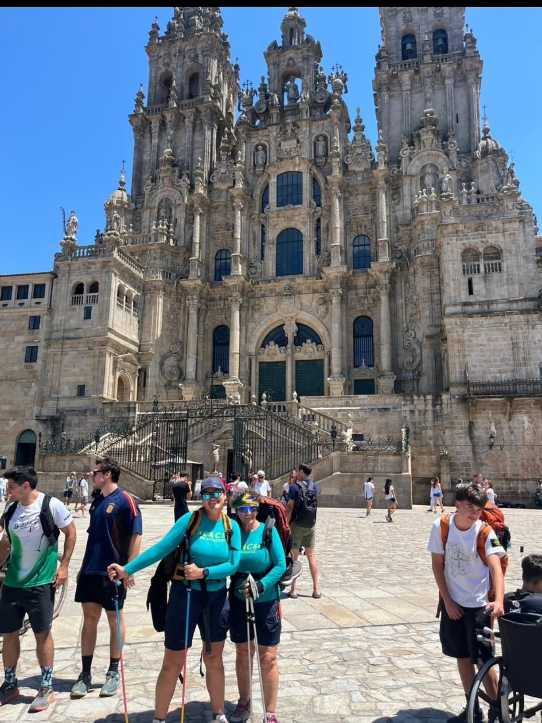 Parabéns queridas Associadas da ACACSC, Justina e Rejane. Mãe e filha chegaram em Santiago de Compostela percorrendo o Caminho Português. 👏👏👣🥾🤗😘🏆