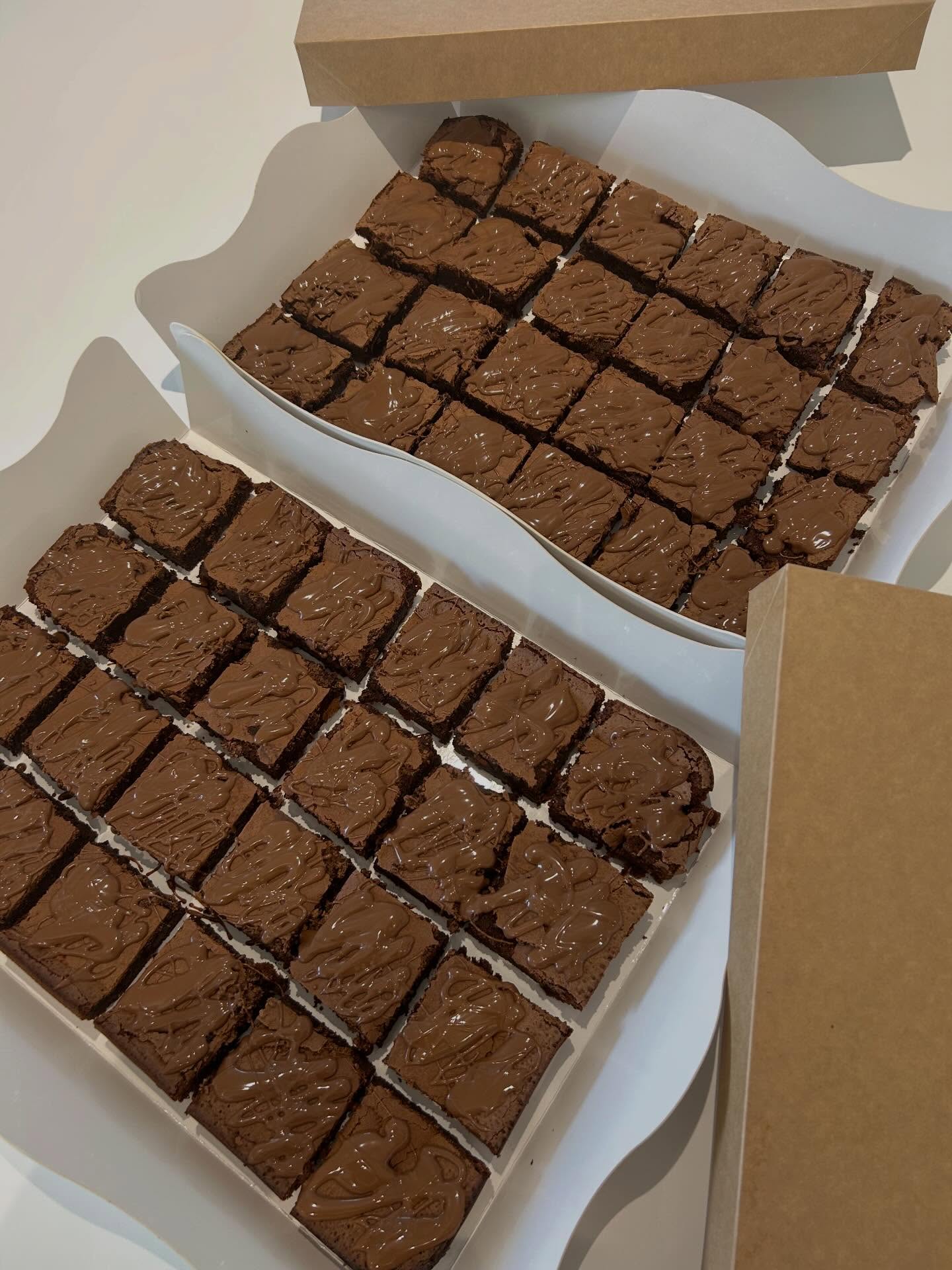 En breu ja podreu encarregar les vostres caixes de brownies!
Aquest en concret és sense gluten.
#brownies #chocolatecake #glutenfree #indicakesbcn #pastissosperencàrrec