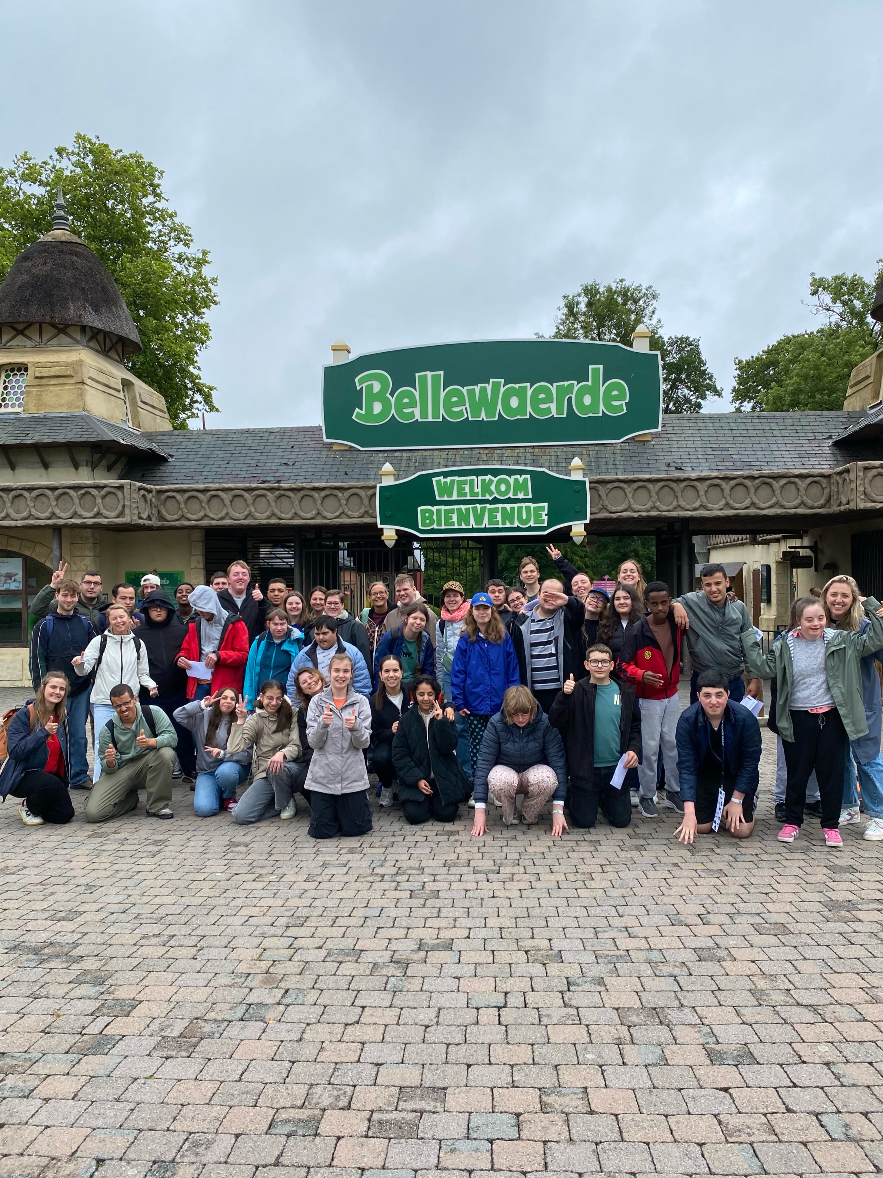 Gisteren genoten de leerlingen van OV1 van een fantastische, eenmalige studiereis naar Bellewaerde! Van dieren spotten tot samen genieten van de leukste attracties: het werd een dag vol plezier, avontuur en mooie herinneringen. Dankzij de steun van heel wat sponsors konden we deze studiereis volledig gratis aanbieden aan onze leerlingen. Een oprechte dankjewel aan alle sponsors die dit mogelijk hebben gemaakt. Jullie maakten voor onze leerlingen echt het verschil!ππ’π‘
@justrussel_com - @depistezulte - @makeyourdotcom - @marcogent28 - Silkos Invest - Carwash Drongen - Leiemotors Drongen - Zelfstandig thuisverpleegkundige regio Beernem - Giodes dak- en renovatiewerken - Freshcore groenten en fruit
