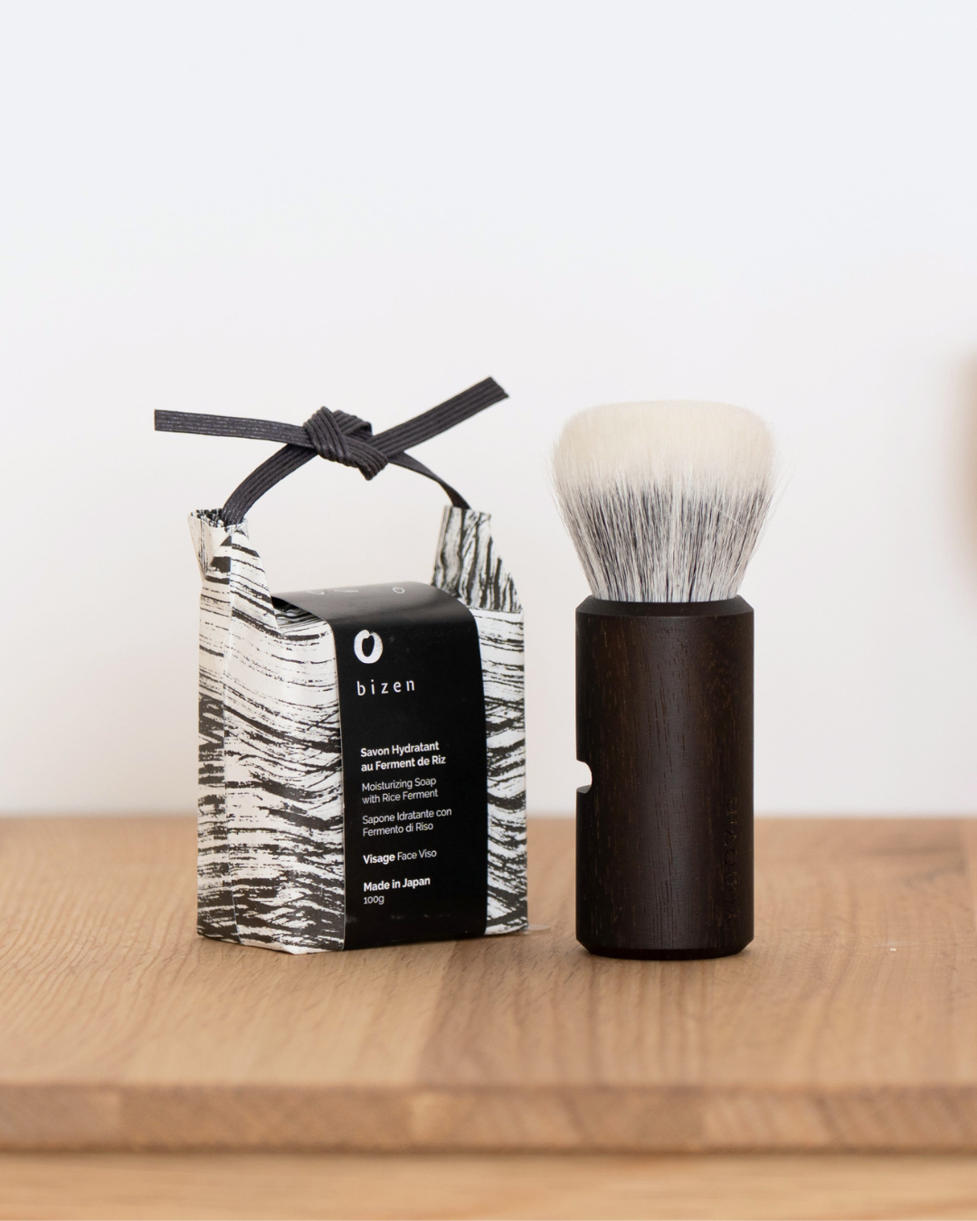 Une mini routine rasage, pour un rasage net et une peau confortable.
On commence avec le savon Bizen au riz fermenté. Fabriqué par saponification à froid, il associe ferments de riz et huiles végétales pour nettoyer la peau sans l’agresser. Sa mousse généreuse en fait aussi un très bon savon de rasage.
Pour obtenir une mousse fine et plus onctueuse, on l’utilise avec la brosse nettoyante visage JIVA. Fabriquée à Kumano, berceau du pinceau japonais, elle associe des poils naturels doux à un manche en bois de noyer. Elle aide à préparer la peau avant le rasage.
Après le rasage, la crème hydratante Bizen vient apporter du confort. Sans parfum et légère, elle aide à maintenir l’hydratation et à soutenir la barrière cutanée grâce aux ferments de riz. Un soin déal pour les peaux sensibles ou les routines minimalistes.