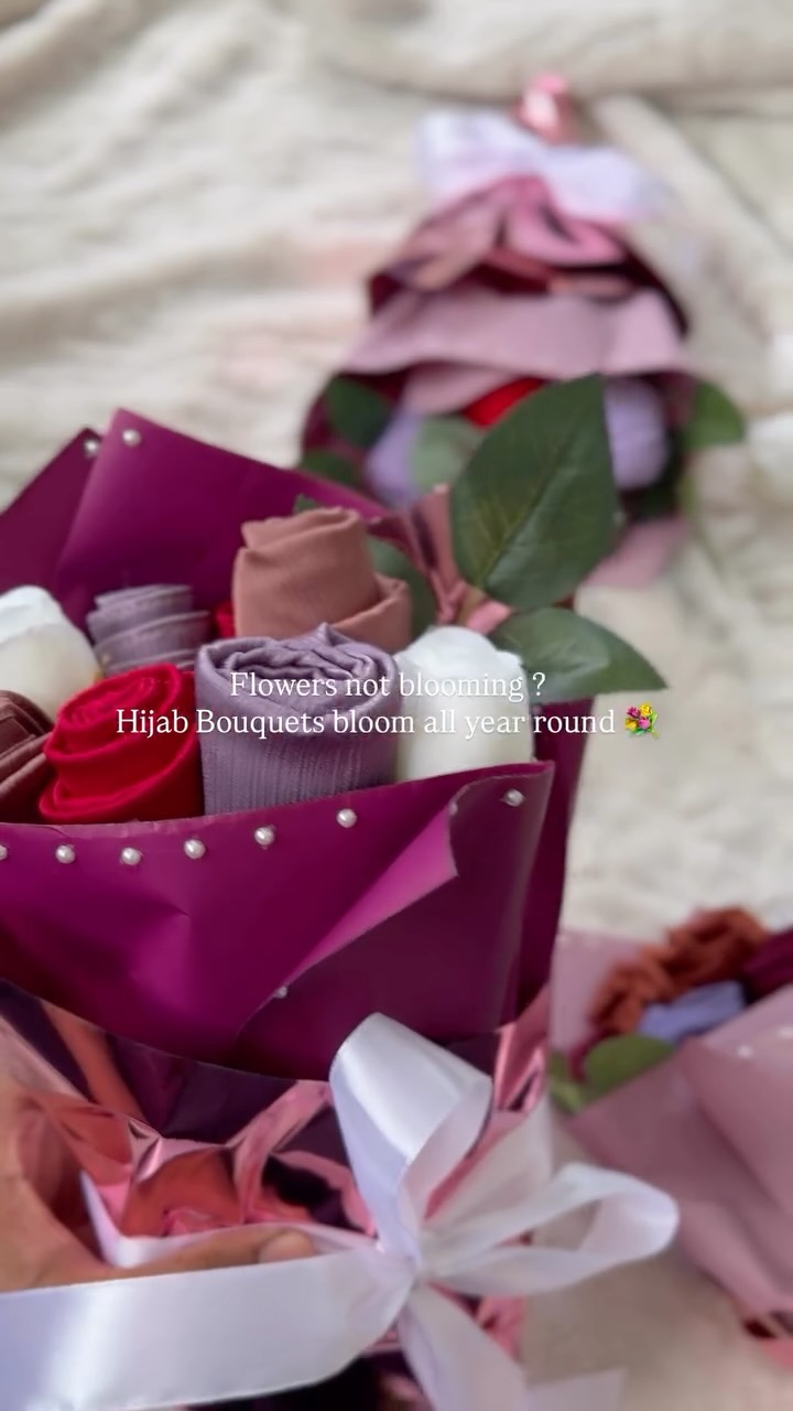 The bouquet she can actually wear. DM us to get your hijab bouquet done for her graduation, birthday, anniversary or just to let her know you see them and you care 💐💕
#modestfashion #hijab #giftideas #explorepage #muslimah