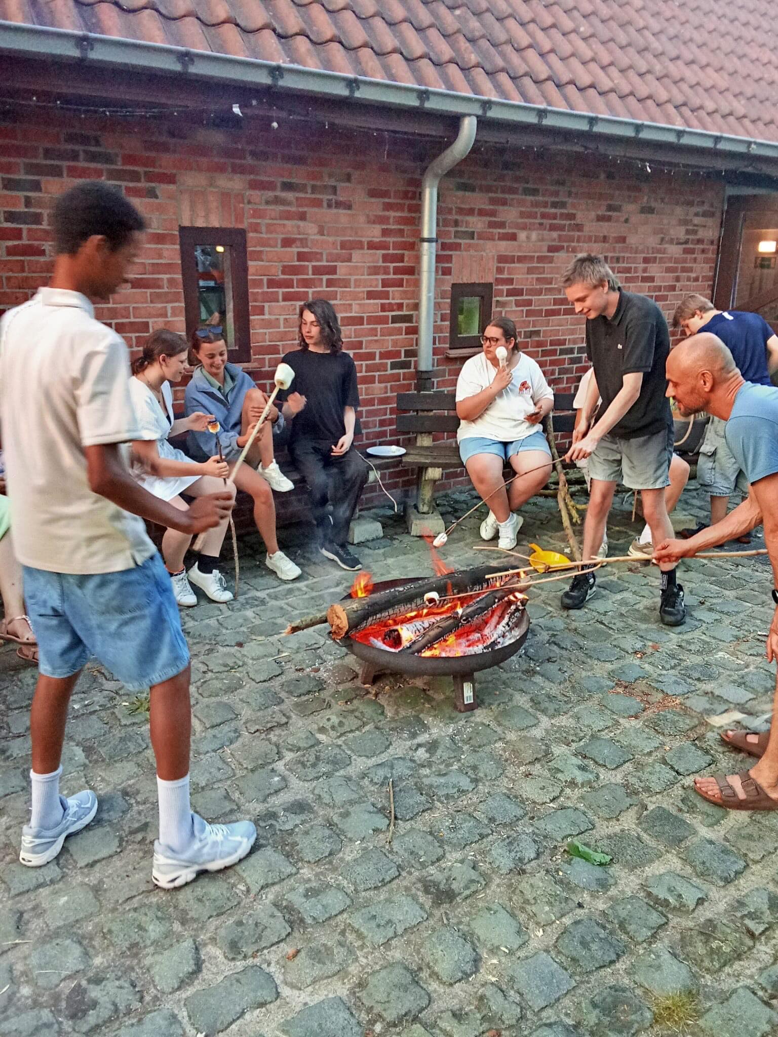 De leerlingen van de tweede graad OV4 trokken op meerdaagse studiereis en beleefden samen een fantastische tijd! Van ravotten in het WOW Park en marshmallows roosteren rond het kampvuur tot samen koken en genieten van het mooie weer. 🌿🔥🍴
Veel plezier, mooie herinneringen en fijne momenten samen. 🤩