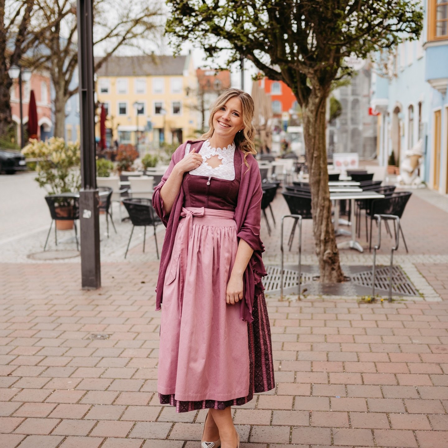 Die perfekte Schleife: Der wohl wichtigste Dirndl-Hack für die Fest-Saison! 🎀
Mitten in der Festl-Saison kennen wir doch alle dieses eine Problem: Man steht auf der Bank, feiert und nach zwei Stunden rutscht die Schürze irgendwo im Taillen-Niemandsland herum.
Damit euer Look auf den nächsten Festen den ganzen Tag (und die ganze Nacht) bombenfest sitzt, kommt hier der ultimative Schürzen-Guide zum direkt ABSPEICHERN :
1️⃣ Die goldene Mitte: Die Schürze sollte genau auf der schmalsten Stelle eurer Taille sitzen – nicht zu hoch auf den Rippen und nicht zu tief auf der Hüfte. Das zaubert die perfekte Silhouette!
2️⃣ Die ‚Unter-Zug‘-Regel: Bindet die Bänder zuerst hinten über Kreuz und holt sie stramm nach vorne. Der Knoten vorn muss richtig Zug haben, bevor ihr die Schleife bindet.
3️⃣ Die Schleifen-Perfektion: Zieht die Schlaufen der Schleife nach dem Binden noch einmal glatt und fächert sie leicht auf. Das gibt diesen edlen, voluminösen Look!
Auf welchen Festen seid ihr dieses Jahr noch anzutreffen?
Schreibt es uns in die Kommentare! 👇