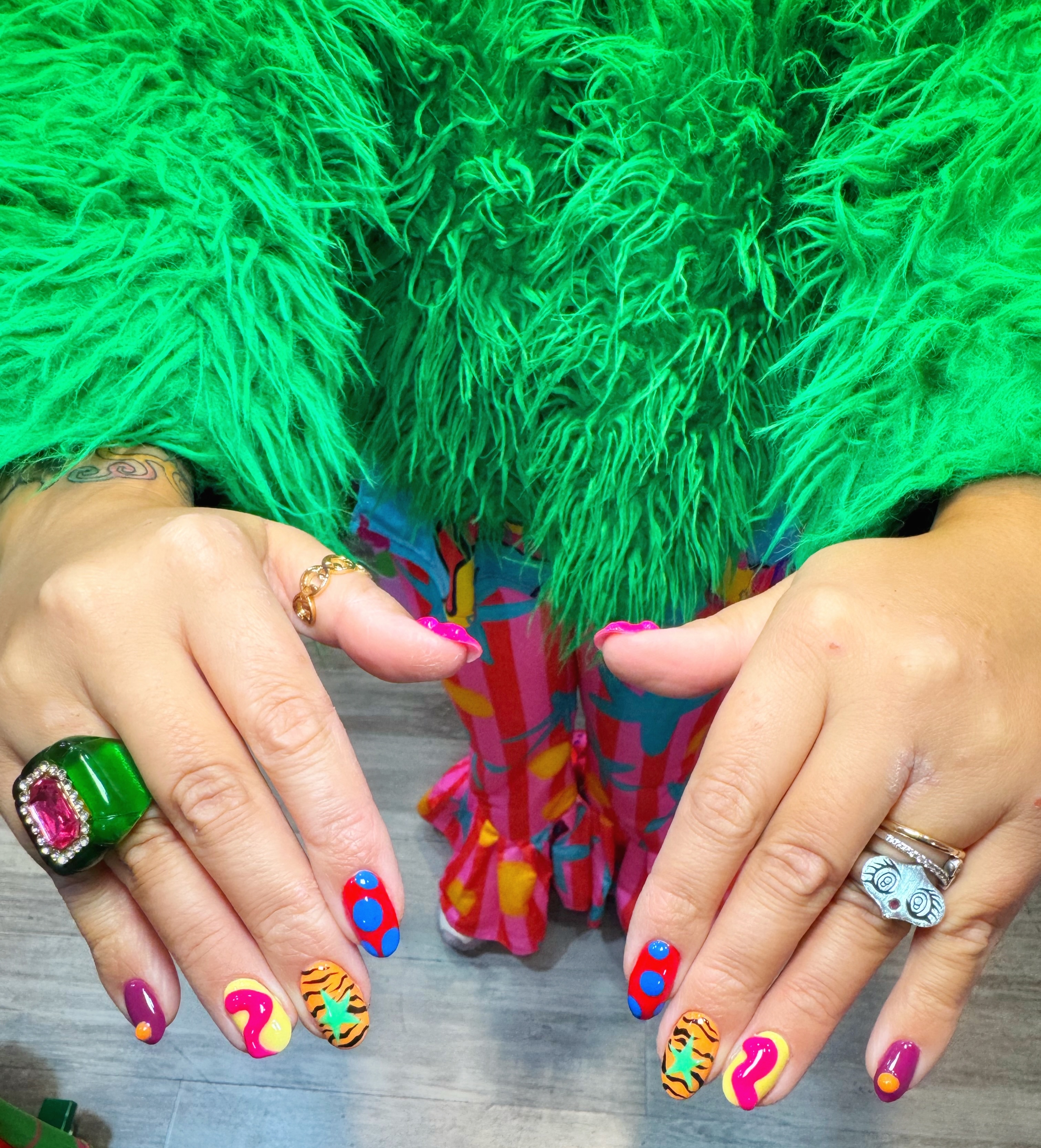 Les prometí uñas simples.
🩷SIMPLEMENTE COLORIDAS🩷
@espacio.teodora siempre mantiene mis uñas hermosas para crear las mejores piezas para ti ✨
El arte es de @adry.glam 💅🏾
#nails #colorful #chile #art #nailart