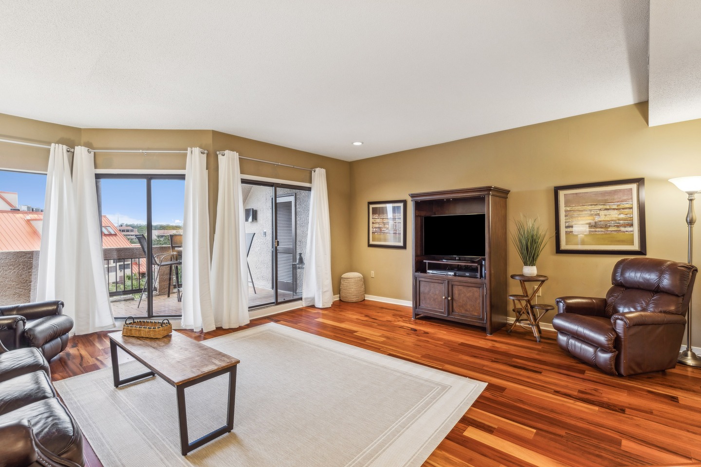 ⚓🌴 Stay where the action is 🌴⚓
7170 Harbourside II in Shelter Cove puts you steps from marina dining, beach days, and island fun — plus it’s pet friendly. 🐾☀️
Enjoy a private balcony with water views, a king primary suite, a twin guest room, and a modern kitchen with granite countertops.
Perfect for couples, families, and spontaneous summer getaways.
📍 Shelter Cove Marina | Hilton Head Island
📞 843-785-3447
🌐 TridentRentals.com
#HiltonHeadIsland #ShelterCove #Harbourside #PetFriendlyTravel #WeekendGetaway #BookDirect #TridentVillaRentals
