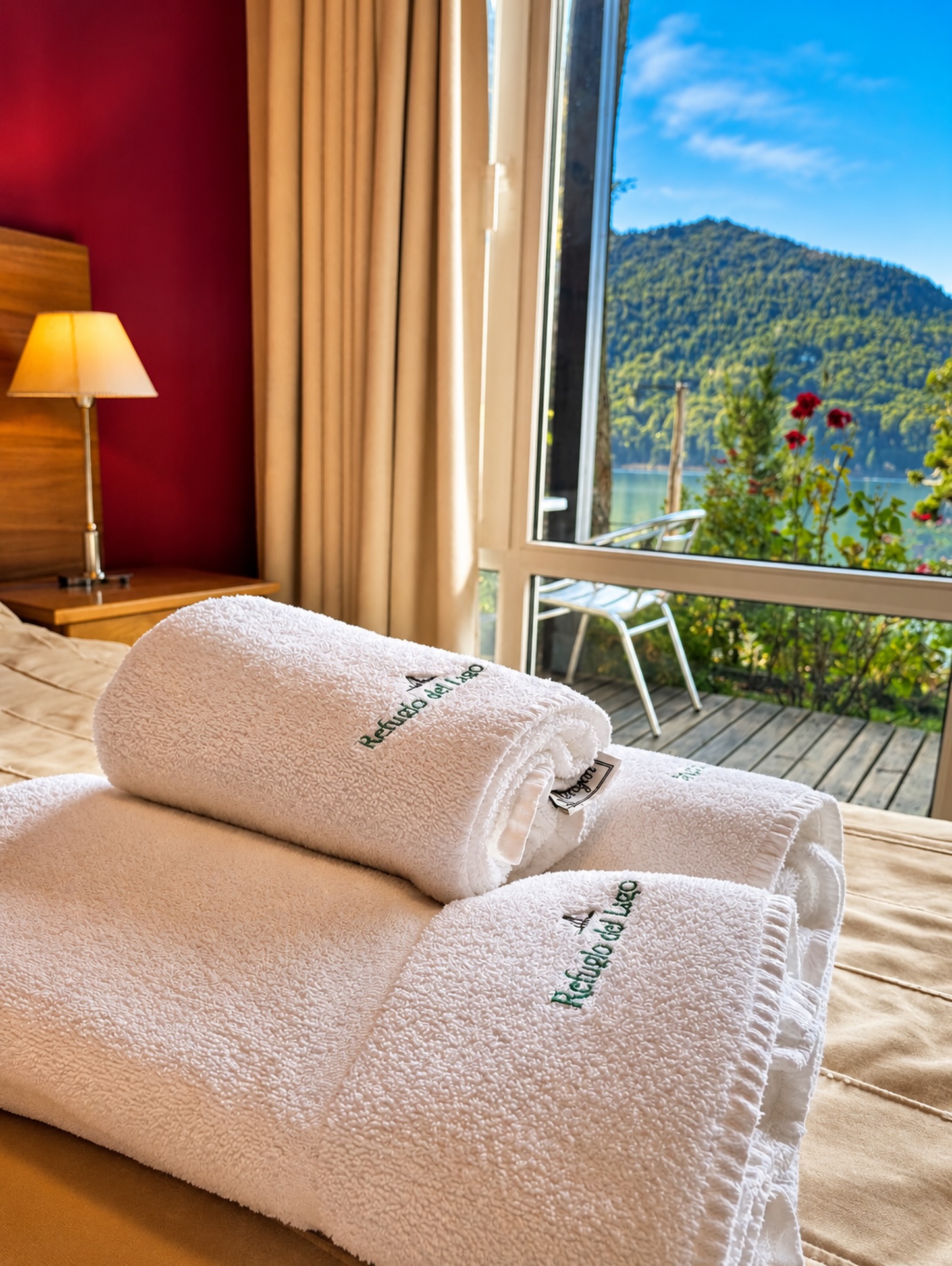 Cada detalle cuenta.
En nuestro Apart Hotel además de tener el entorno y vistas más lindas, tenés todas las comodidades para que tu estadía sea inolvidable.
Descubrí más en nuestra web.
📍Refugio del Lago, tu refugio en Bariloche