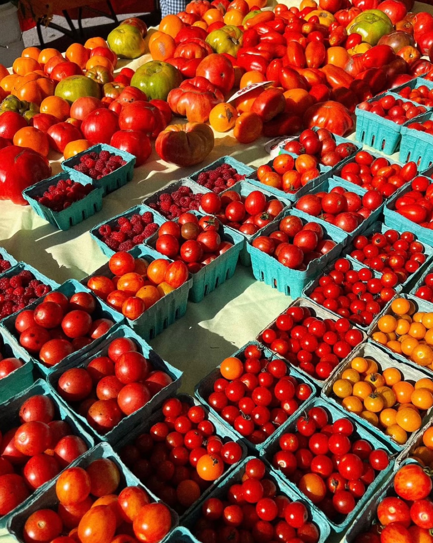Last chance to sign up! 🍅🍋 Join us for Summer Comfort Food tomorrow at 6 PM and learn to make satisfying seasonal dishes perfect for warm summer evenings. From fresh ingredients to comforting favorites, this class is all about delicious food and great company! Sign up now on our website.
#summercomfortfood #cookingclass #losangelesevents #foodie #handsoncooking