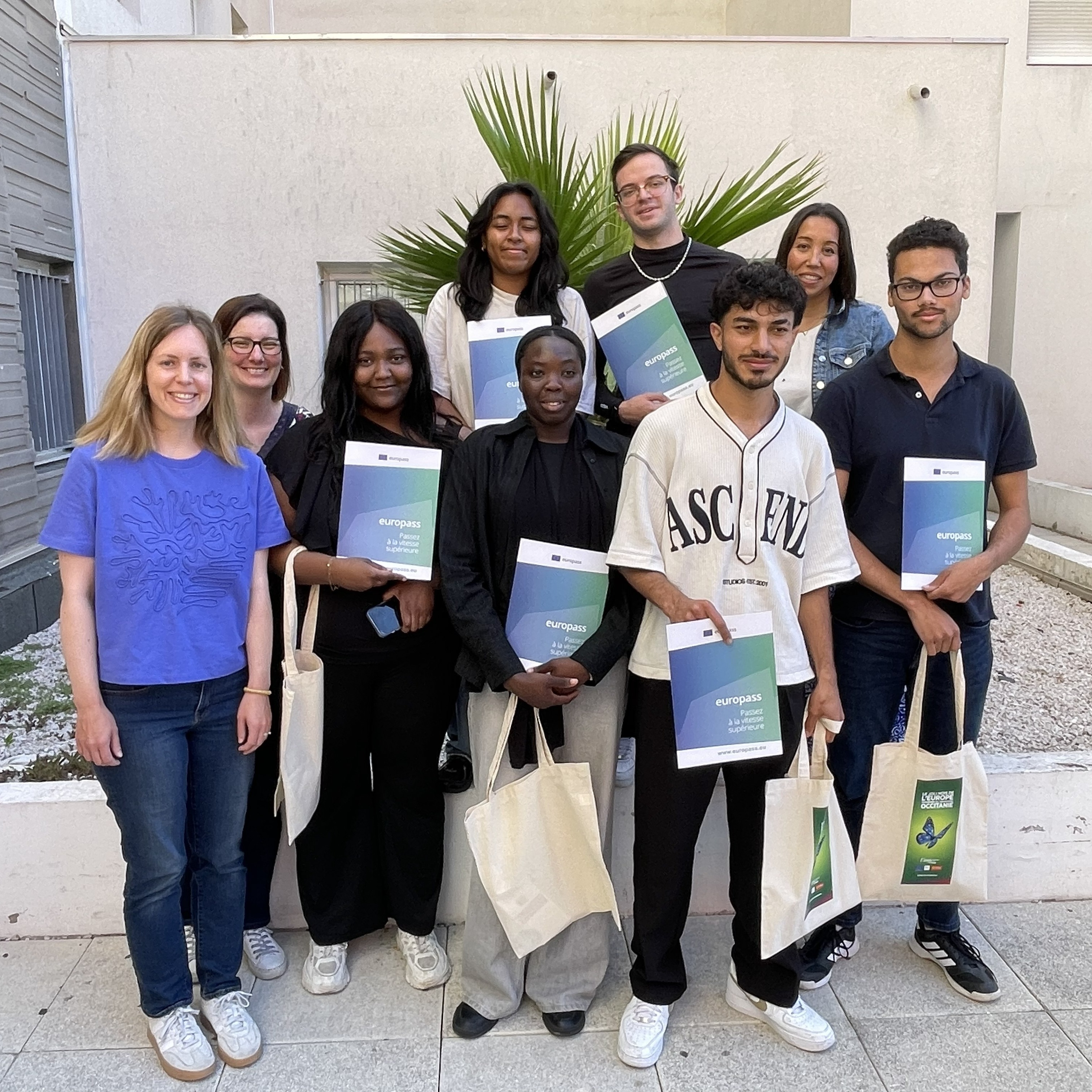 Nos 6 stagiaires Erasmus+ sont revenus de Grèce ! ✈
Accompagnés par les Ecoles de la deuxième Chance de Nîmes et de Montpellier, ils ont réalisé 3 semaines de stage à Kalamata, dans le cadre de notre projet de mobilité porté par la Maison de l’Europe de Nîmes, cofinancé par la Région Occitanie.
Accueilli·es dans des structures aux secteurs variés (social, culturel, éducation, tourisme, atelier de métallurgie, vente), les jeunes ont vécu une véritable immersion professionnelle et culturelle.
Ils et elles ont particulièrement apprécié l’architecture grecque, la beauté de Kalamata et ont amélioré leur niveau d’anglais, renforcé par un cours proposé sur place.
💬 Lors du bilan du 22 mai 2026 à l'Ecole de la Deuxième Chance de Montpellier, les participant·es ont exprimé une envie de repartir à l’étranger, en soulignant un gain en maturité, autonomie et confiance. Le bilan s'est cloturé par la remise du certificat Europass, attestation qui leur permet de valoriser les compétences acquises durant leur mobilité.
📍 Projet financé par Erasmus+ et la Région Occitanie, mis en œuvre par la Maison de l’Europe de Nîmes.
#mouvoccitanie #erasmusplus #mobilitéeuropéenne #jeunesse #maisondeleurope #europass
@laregionoccitanie @le_gard @erasmusplusfr
@e2c_montpellier_port_marianne @e2cnimes
