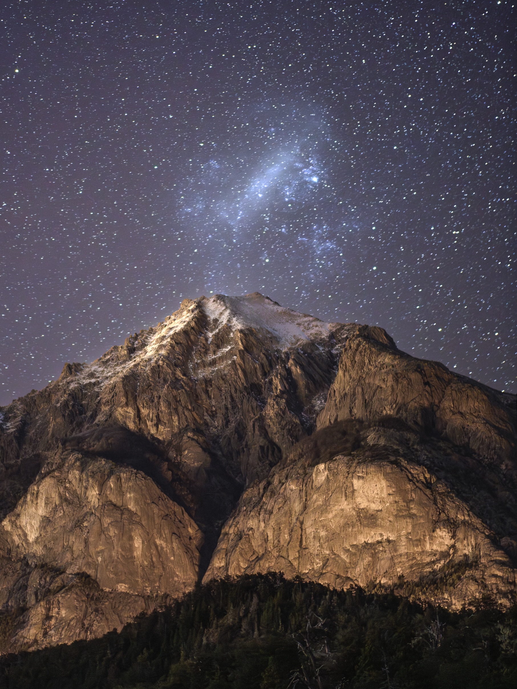Cerro López coronado por la nube de Magallanes.
14/06/2026. 12:50AM -4grados
#bariloche #nightphoto #fotografíanocturna #ferdoacademia