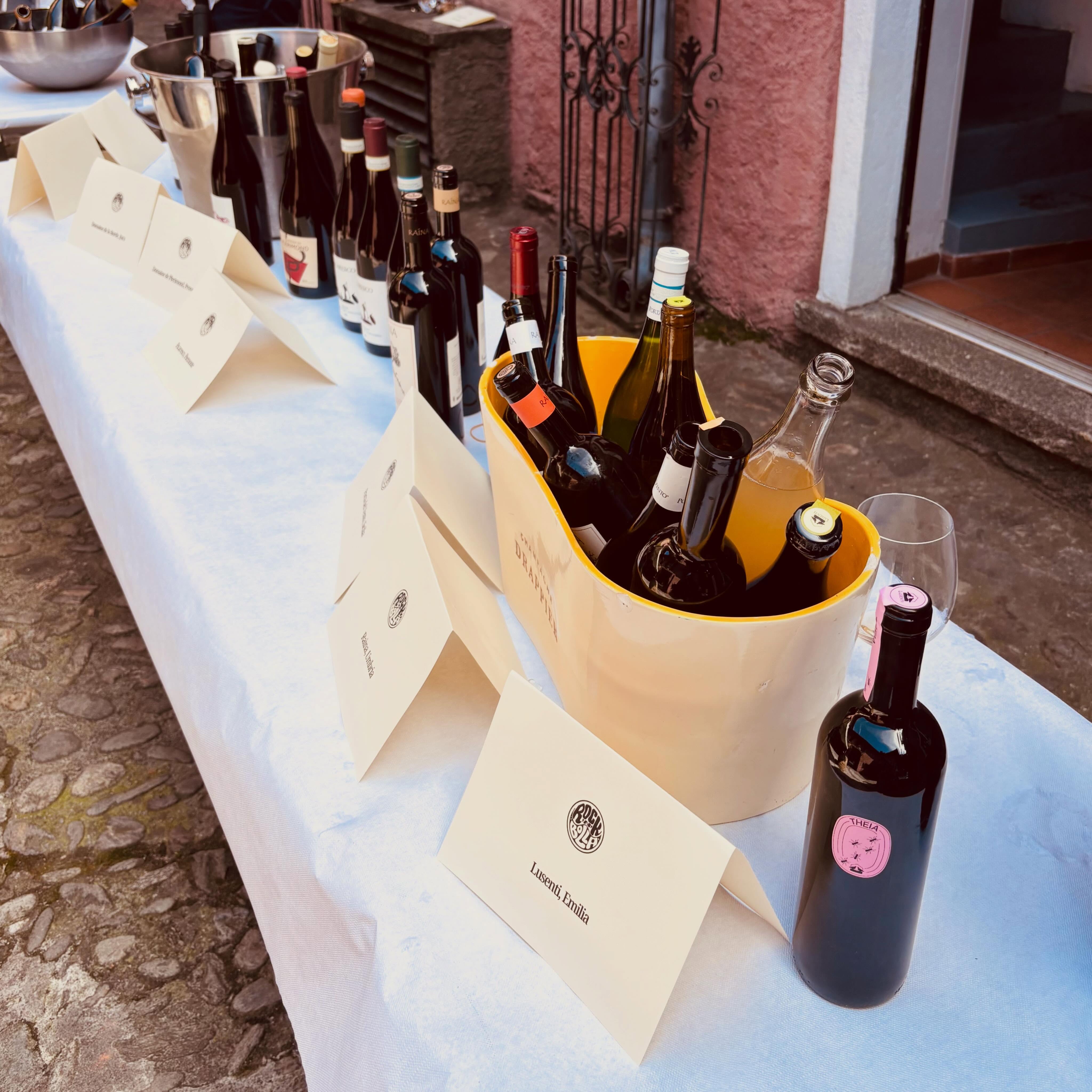 Domenica di sole, amici e cin cin ☀️il vino è condivisione, e più di così non si può ✨ Grazie a tutti
Sunny sunday, friends and Cheers ☀️ We shared a great day in the name of the wine ✨
#naturalwine #rocknbolla #lugano #switzerland