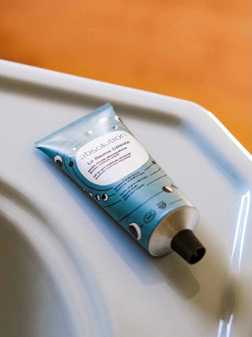 / 🌙 Le démaquillage est souvent perçu comme une étape indispensable. Avec Le Baume Céleste @absolution_cosmetics, il devient un véritable rituel de soin.
Sa texture fondante élimine efficacement le maquillage, même waterproof, tout en respectant l’équilibre de la peau. Enrichi en huiles végétales nourrissantes et en Tanaisie (💙Camomille Bleue), il aide à apaiser les peaux sensibles, réduire les sensations d’inconfort et laisser la peau douce, souple et parfaitement nettoyée.
Résultat : une peau nette, confortable et prête à profiter pleinement de sa régénération nocturne. ✨
🤍 On aime particulièrement son côté multi-action : il démaquille, nettoie, nourrit et apaise en un seul geste.
Avez-vous déjà adopté le démaquillage à l’huile ou au baume ?
.
.
.
#absolution
#cosmetiquenaturelle
#routinevisage
#demaquillant
#peausensible