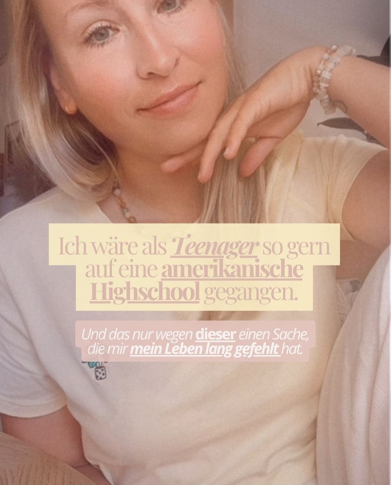 Ich wäre als Teenager so gern auf eine amerikanische Highschool gegangen.😅🧚♀️🌸💕
Nicht wegen der Partys. Wegen dieser einen Sache, die mir mein Leben lang gefehlt hat.👇🏽
Du kennst diese Filme: die Clique, die zusammen in der Cafeteria sitzt. Die Mädels, die sich morgens am Spind in den Arm nehmen. Diese selbstverständliche Gruppe, in die man einfach gehört. Genau das wollte ich. So sehr. 🥺
Ich hatte Tanzen, ich hatte Freundinnen außerhalb der Schule, ein, zwei in der Klasse. Aber diese eine Gruppe, in der man sich selbstverständlich zugehörig, schön und sicher fühlt – die hatte ich nie.
Und als hochsensibles Mädchen hab ich das doppelt gespürt. Jeden Blick, jedes Tuscheln, jedes „du gehörst nicht ganz dazu“ – alles ging tief rein und blieb.
Was mir fehlte, war nicht „Beliebtsein“. Es war Verbindung. Echtes, sicheres Dazugehören.✨🧡🍯
Und weißt du was? Diese Sehnsucht verschwindet nicht einfach, wenn man erwachsen wird. 🤷🏼♀️
Sie sitzt heute noch in vielen von uns. In jeder neuen Frauenrunde fragt ein leiser Teil: Bin ich hier sicher? Darf ich einfach dazugehören?
Lange hab ich auf so einen Ort gewartet.
Irgendwann hab ich verstanden: Ich darf ihn selbst erschaffen.
Genau deshalb öffne ich einen Frauenkreis – für hochsensible Frauen. Eine kleine, sichere Gruppe, in der keine sich beweisen muss. Ohne Vergleich, ohne Tuscheln, ohne Maske. So eine „Clique“, wie ich sie mir als Mädchen gewünscht hätte – nur echt, und für uns Erwachsene. 🤍
Ab dem 3. Juli. Vier Abende, online, höchstens acht Frauen. Wenn dieses Mädchen in dir auch noch auf so einen Ort wartet: schreib mir „Kreis“ und ich sende dir weitere Infos zu.
Hast du dir als Teenager auch diese eine Gruppe gewünscht, in die man einfach dazugehört? Oder hattest du solch eine Gruppe vielleicht? 🌸💕